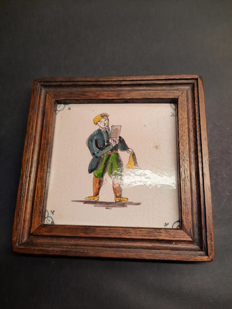 Oudhollandse tegel in houten lijst Afbeelding "Omroeper", Antiek en Kunst, Ophalen of Verzenden