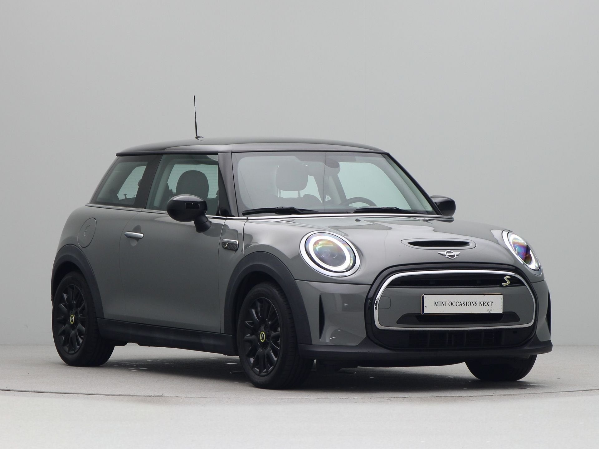 MINI Electric 3-deurs Classic Accu conditie 100% (bj 2022), Auto's, Verwarmde buitenspiegels, Met garantie (alle), 4 stoelen, Leder en Stof