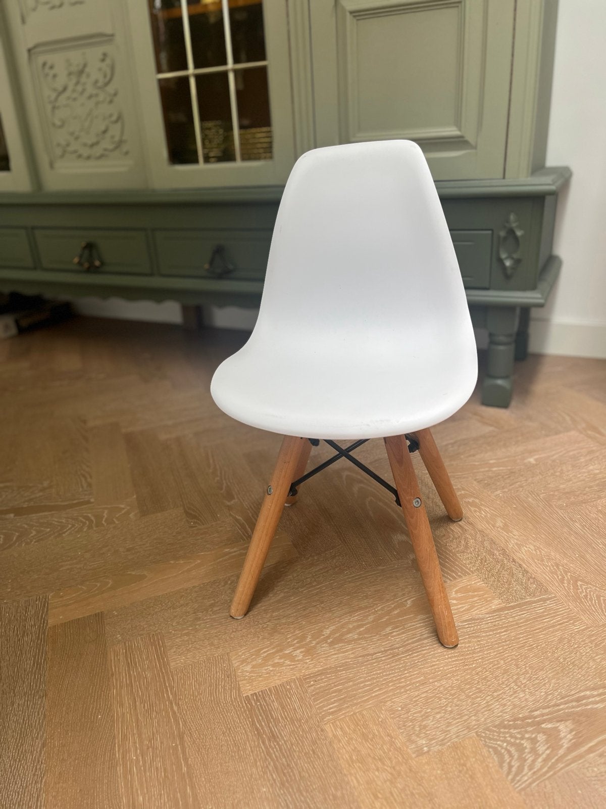 Witte kinderstoel met houten poten Eames chair look, Ophalen, Zo goed als nieuw, Overige typen