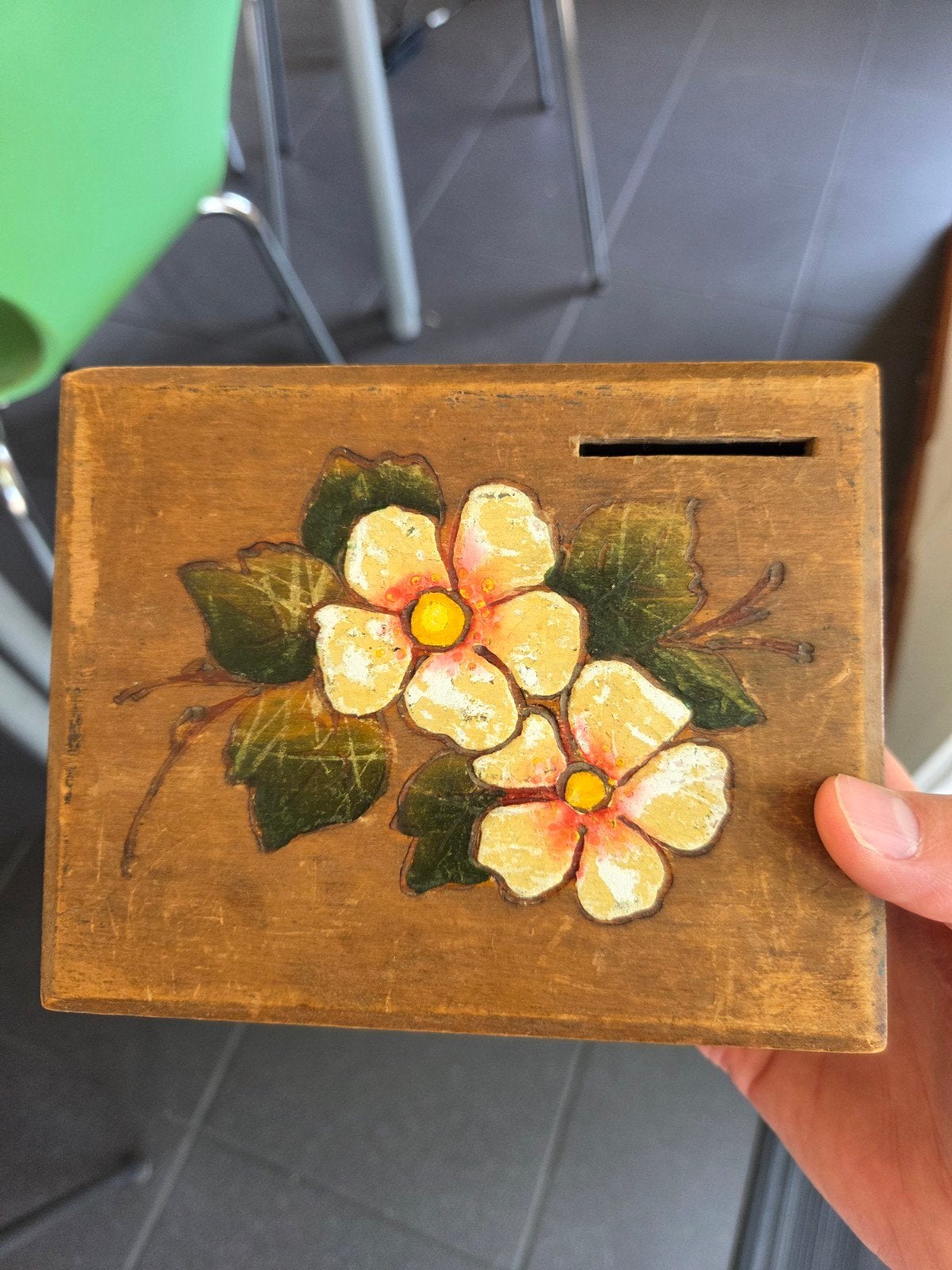 Houten spaarpot met bloemmotief, Verzamelen, Ophalen of Verzenden, Gebruikt, Hout, Overige thema's