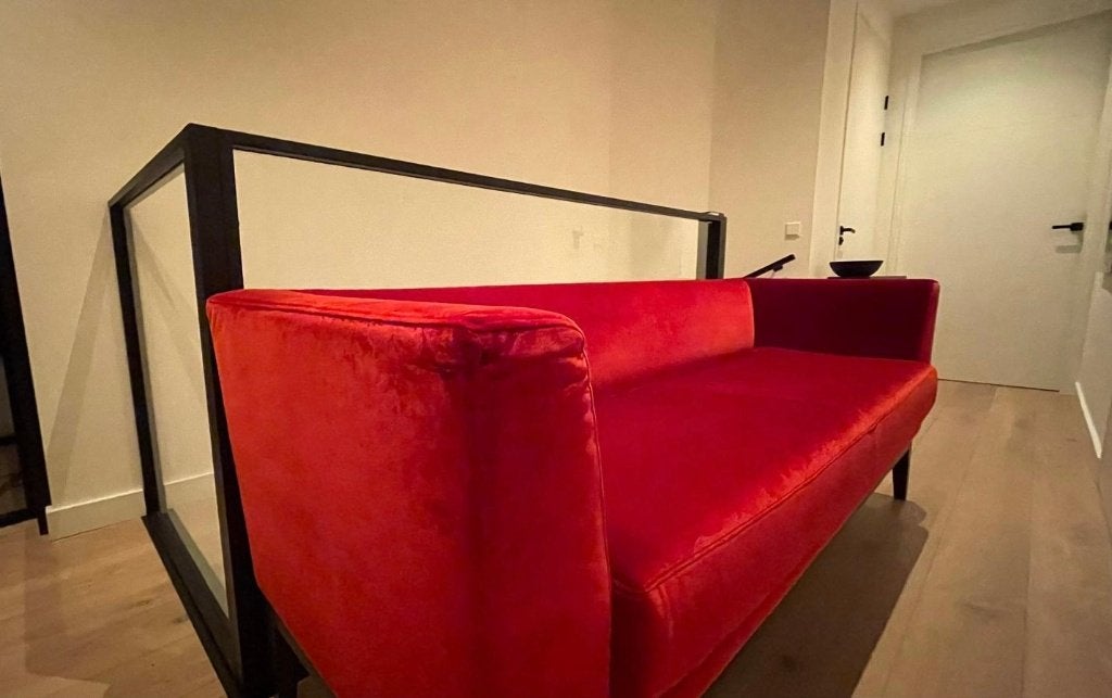 Prachtige rode fluwelen bank van Bielefelder Werkstatte, Ophalen, Strak, sculpturaal en gedurfd rood fluweel, een echte statement.