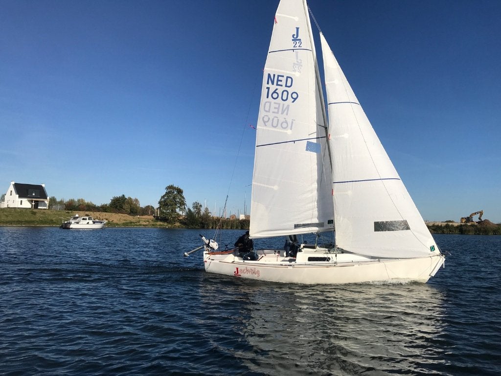 J22 zeilboot met wedstrijdzeilen, trailer en bb motor, Ophalen, Gebruikt, 2 pk, Tot 1.00 meter