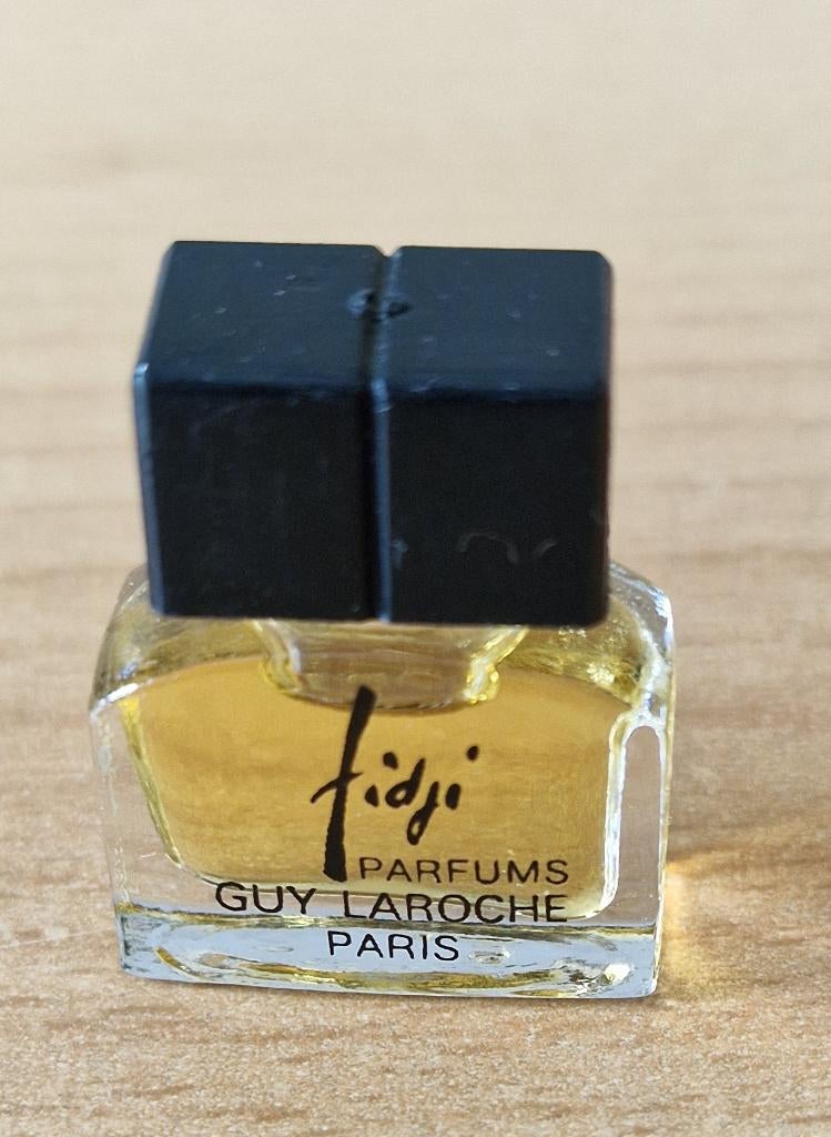 Fidji miniatuur parfum, Ophalen of Verzenden, Zo goed als nieuw, Miniatuur, Gevuld
