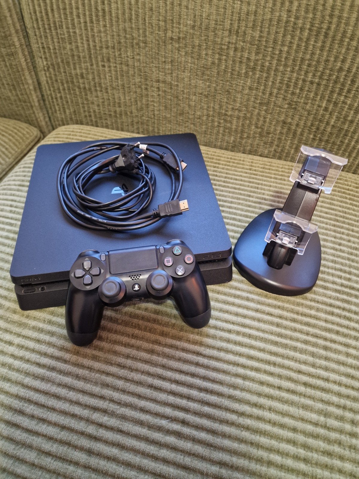 PlayStation 4 Slim + controller + oplaadstation, Spelcomputers en Games, Ophalen, Gebruikt, Met 1 controller, Slim