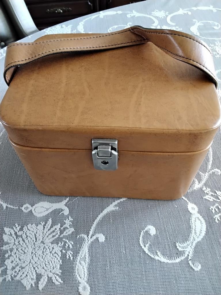 Retro beautycase cognackleur, Bruin, Met slot, Ophalen of Verzenden, Zo goed als nieuw