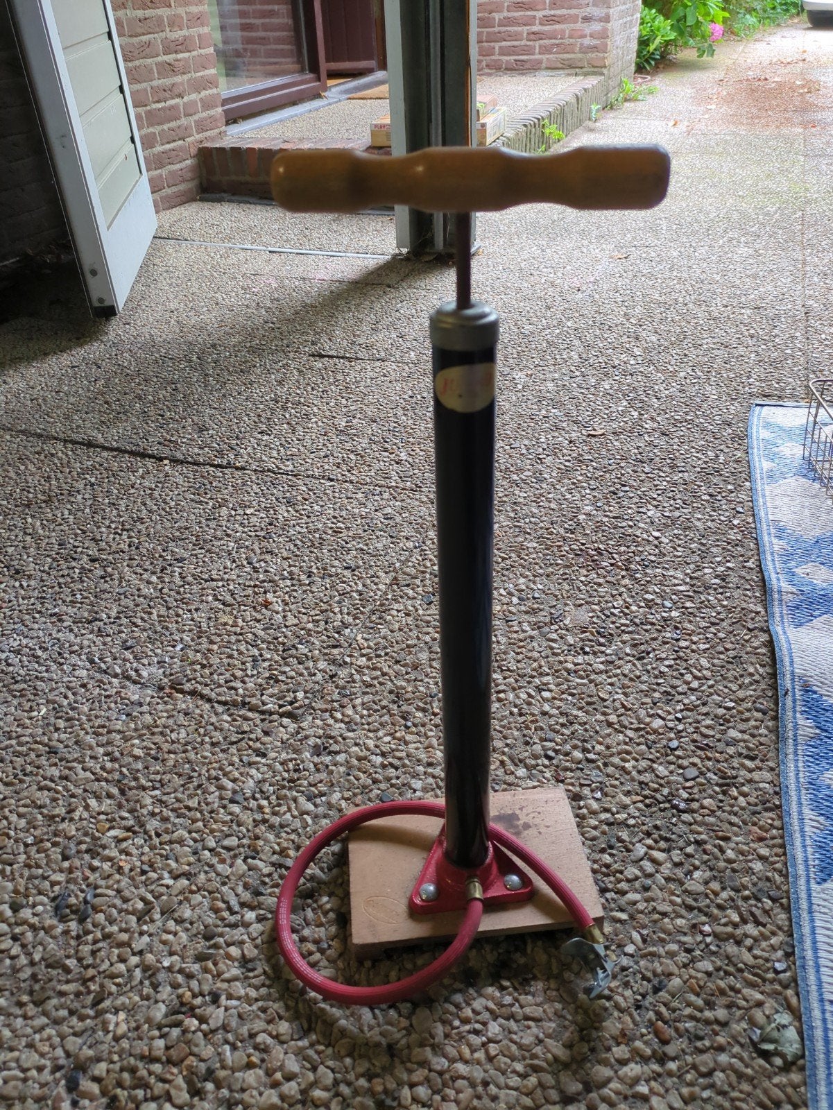 Vintage fietspomp met houten handvat, Ophalen