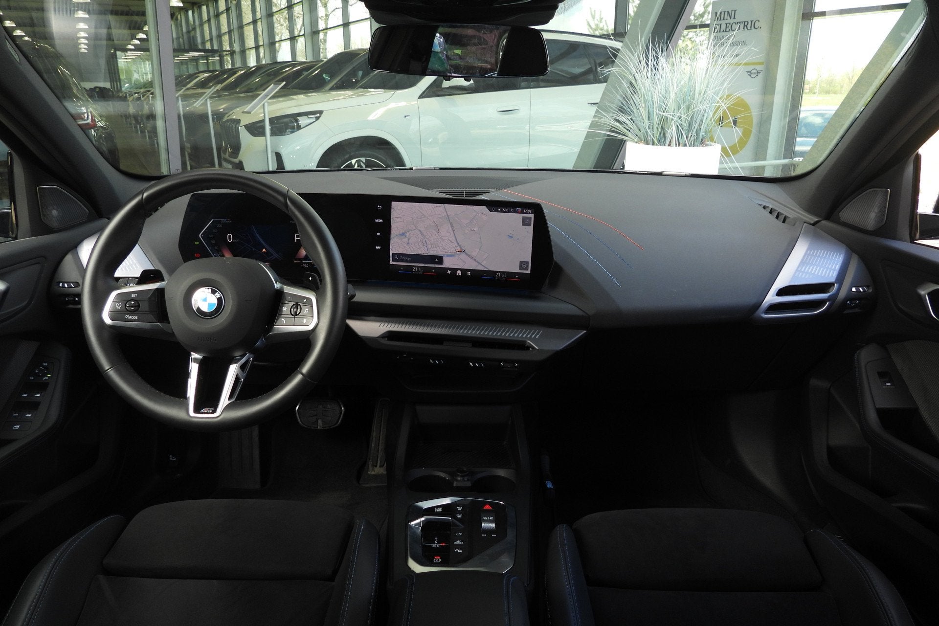 BMW 1 Serie 120 M Sport Automaat / Sportstoelen / M Adaptief, Auto's, Gebruikt, 156 pk, Met garantie (alle), Zwart