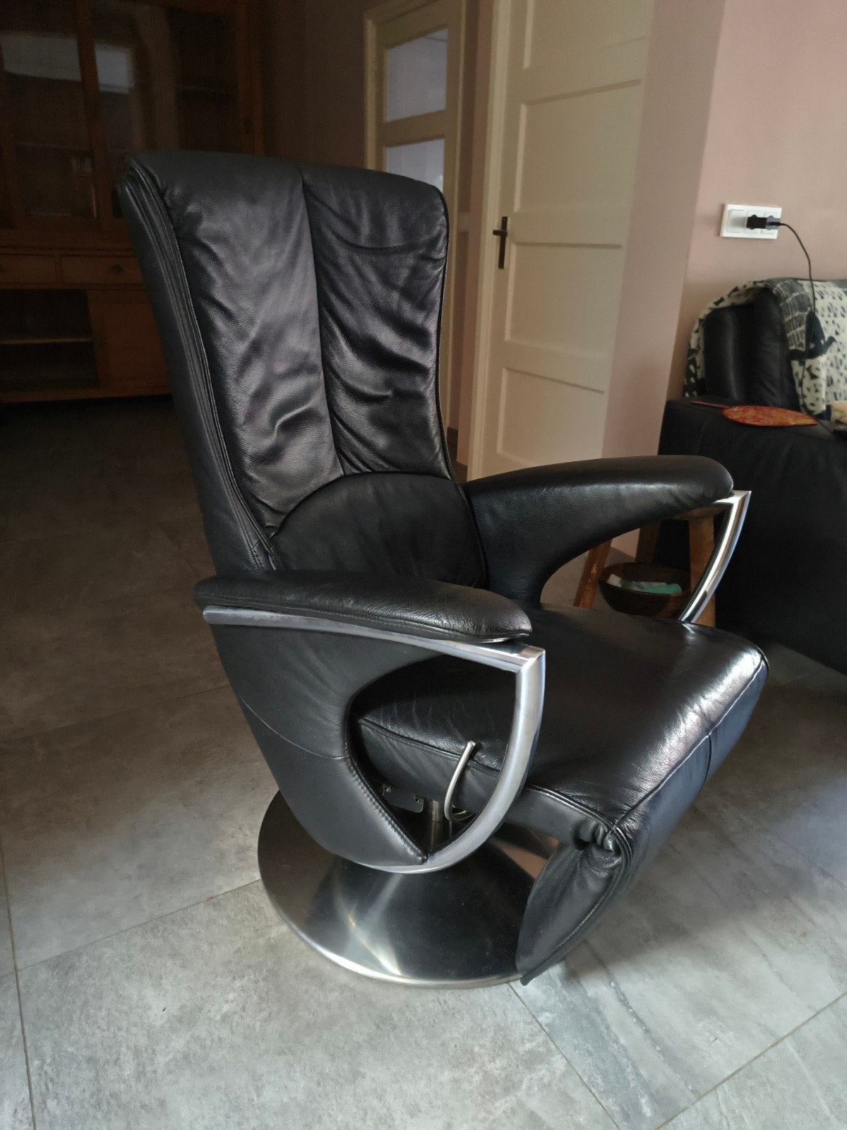 Zwarte lederen relaxfauteuil van "de Toekomst"- Prominent, Ophalen, Zo goed als nieuw, 50 tot 75 cm, Leer