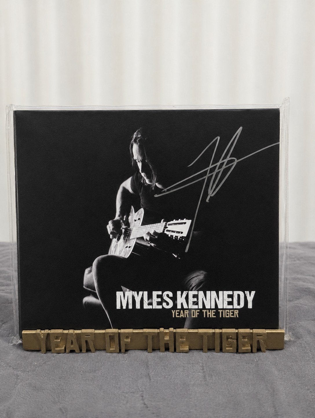 Myles Kennedy - Year of the Tiger gesigneerd + standaard, Rock, Verzenden, Gesigneerd, Nieuw in verpakking