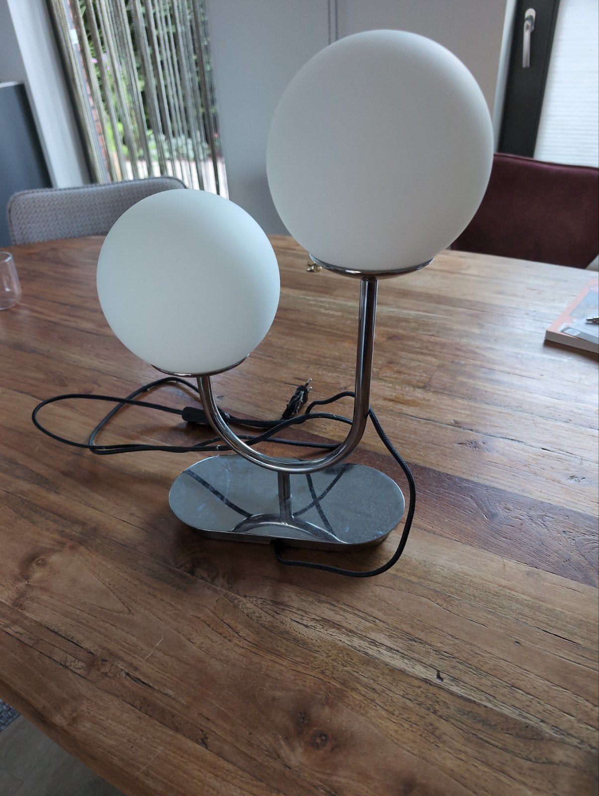 Moderne tafellamp met twee glazen bollen, Ophalen, Gebruikt, Met schakelaar, E14 (klein)