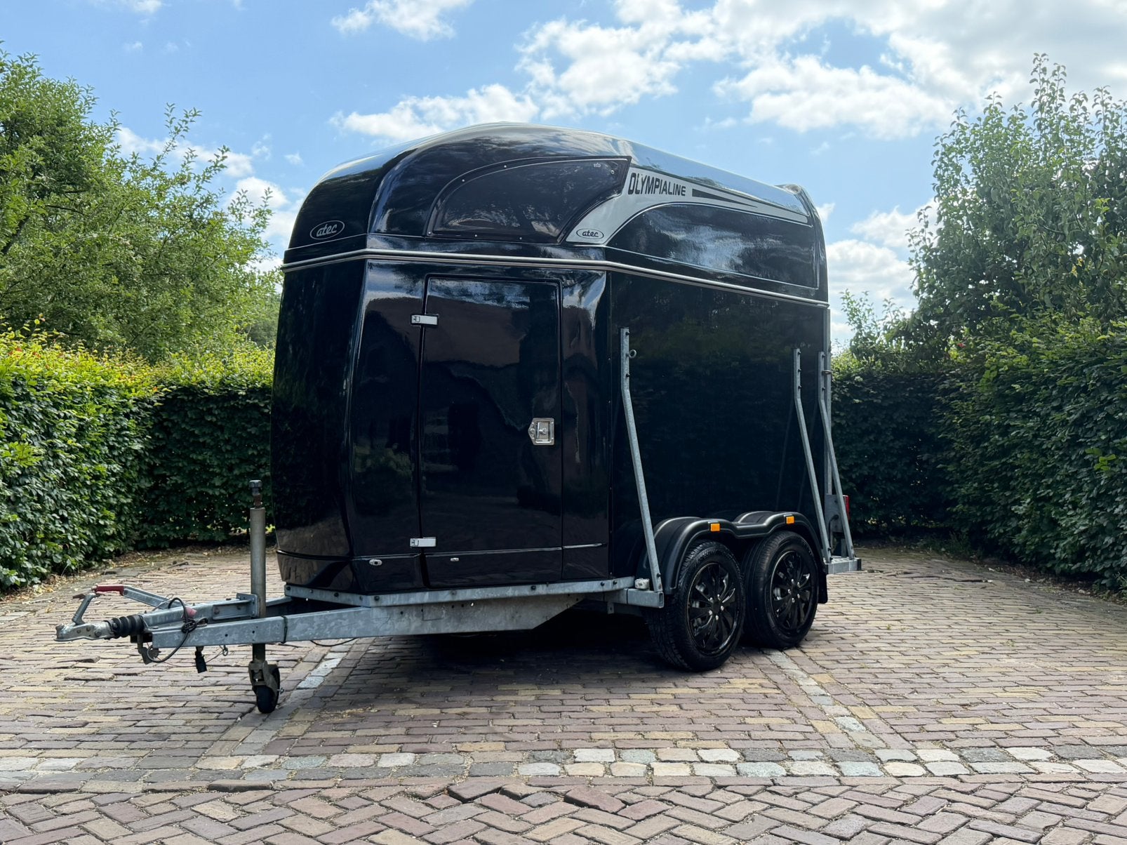 Zeer mooie 2 paards atec met aluminium vloer en zadelkamer