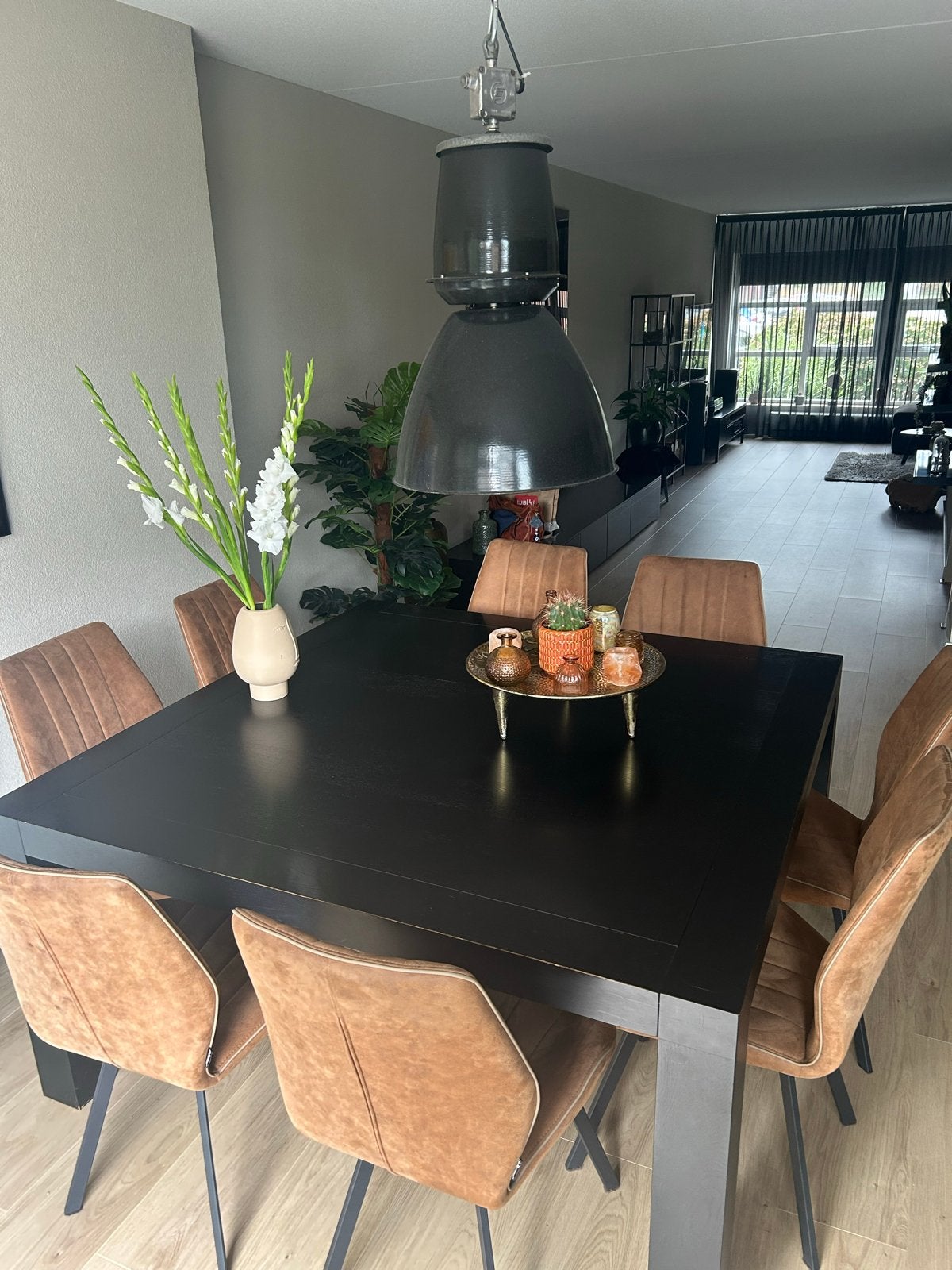 Foto 3 van Design eettafel met 8 stoelen - Zwart Amerikaans eiken