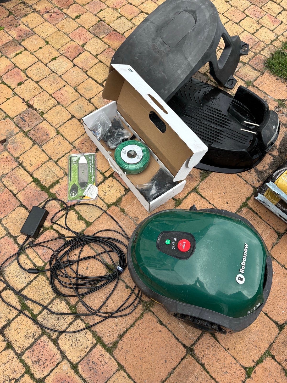 Robomow RT300 Robotmaaier inclusief garage en toebehoren, Cirkelmaaier, Gebruikt, Mulchfunctie, Accu-grasmaaier