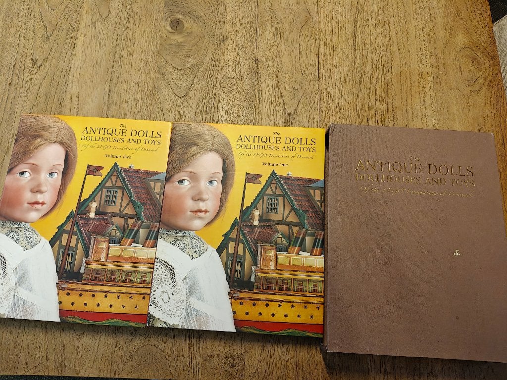 The Antique Dolls, Dollhouses and Toys  volume 1 en 2, Verzamelen, Poppen, Ophalen of Verzenden, Zo goed als nieuw, Pop