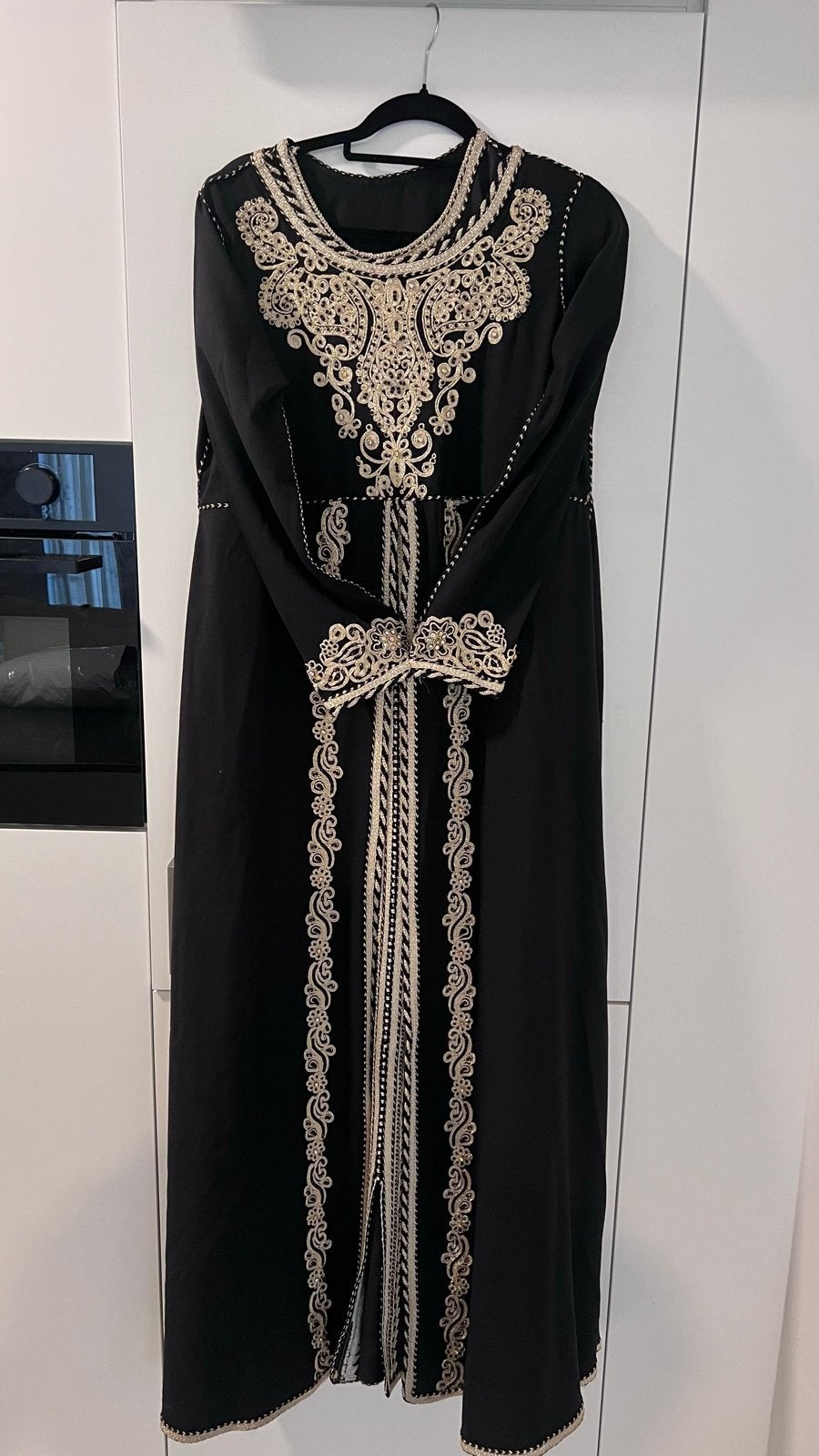 Zwarte Caftan met Gouden Borduurwerk 2 delig - Maat S, Zwart, Ophalen of Verzenden, Zo goed als nieuw, Maat 36 (S)