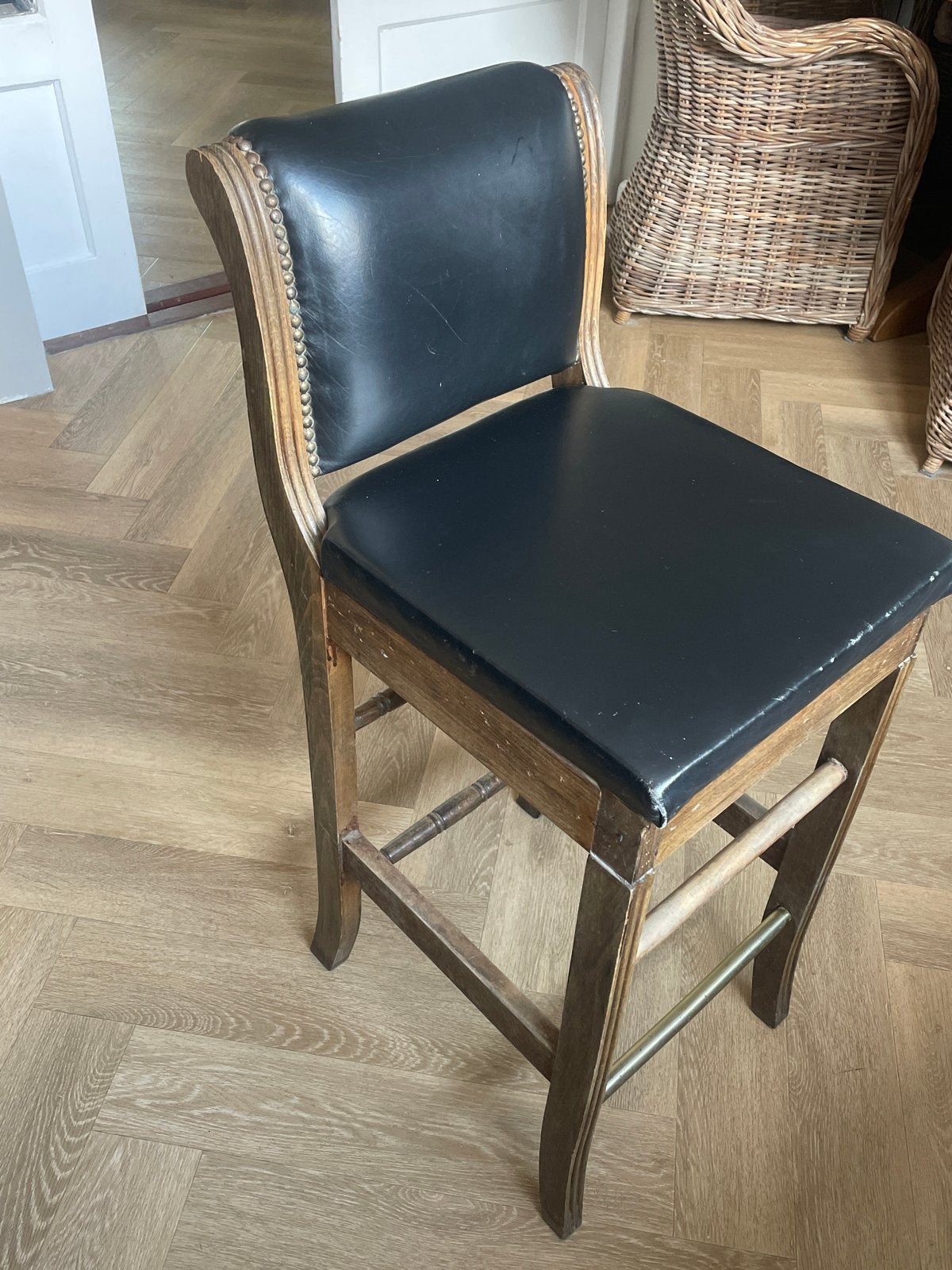 Vintage eiken barkruk - perfect voor keuken of hal, Huis en Inrichting, Barkrukken, Ophalen, Gebruikt, Met voetsteun, 60 tot 90 cm