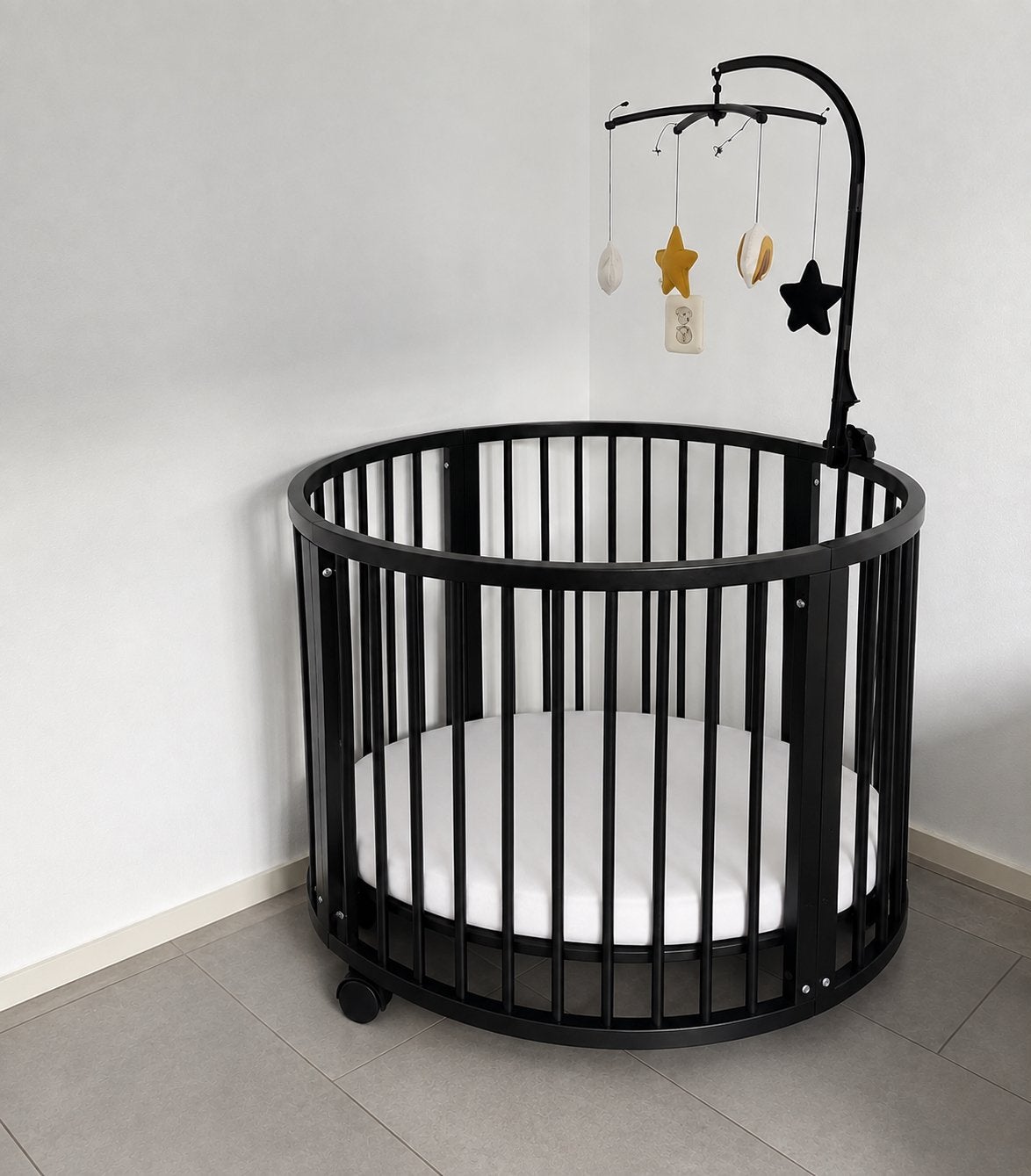 Rond zwart babybedje box met wielen, matras en mobiel, Ophalen, Eenpersoons, Zwart, Zo goed als nieuw