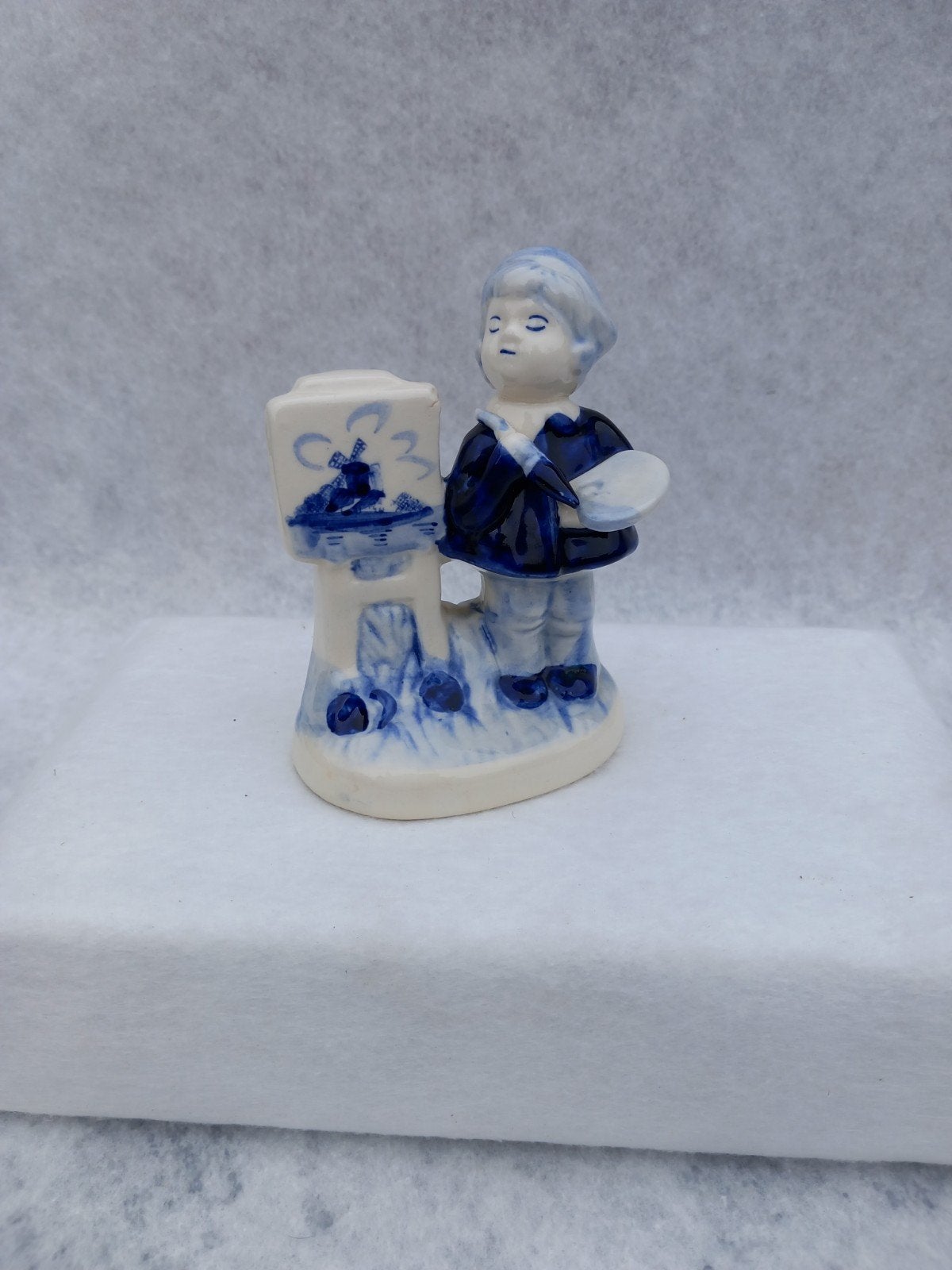 Delfts Blauw beeldje: Jongen schilder met molen, Ophalen of Verzenden, Zo goed als nieuw, Mens