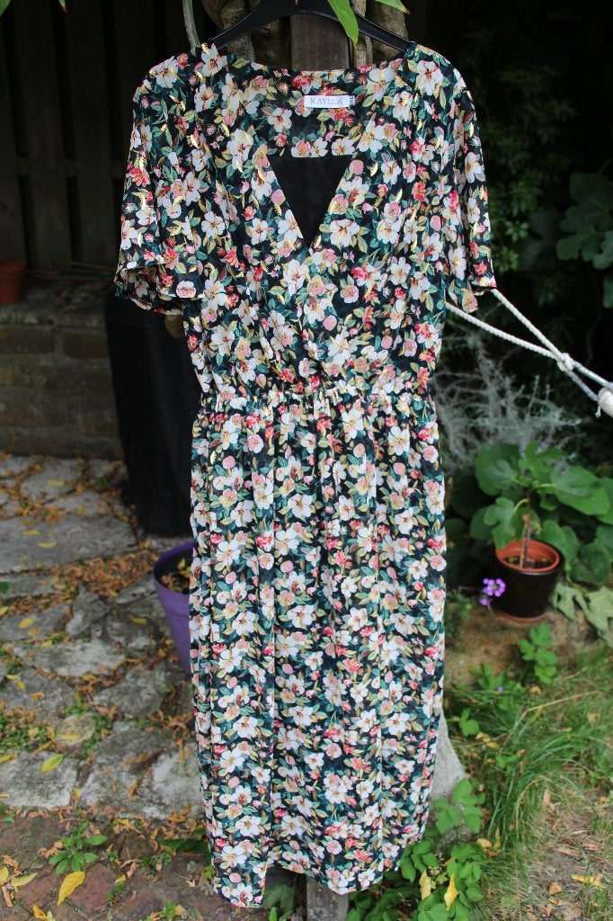 Gebloemde jurk met v-hals van het merk KAYLLA maat M/L., Kleding | Dames, Jurken, Zo goed als nieuw, Maat 38/40 (M), Onder de knie