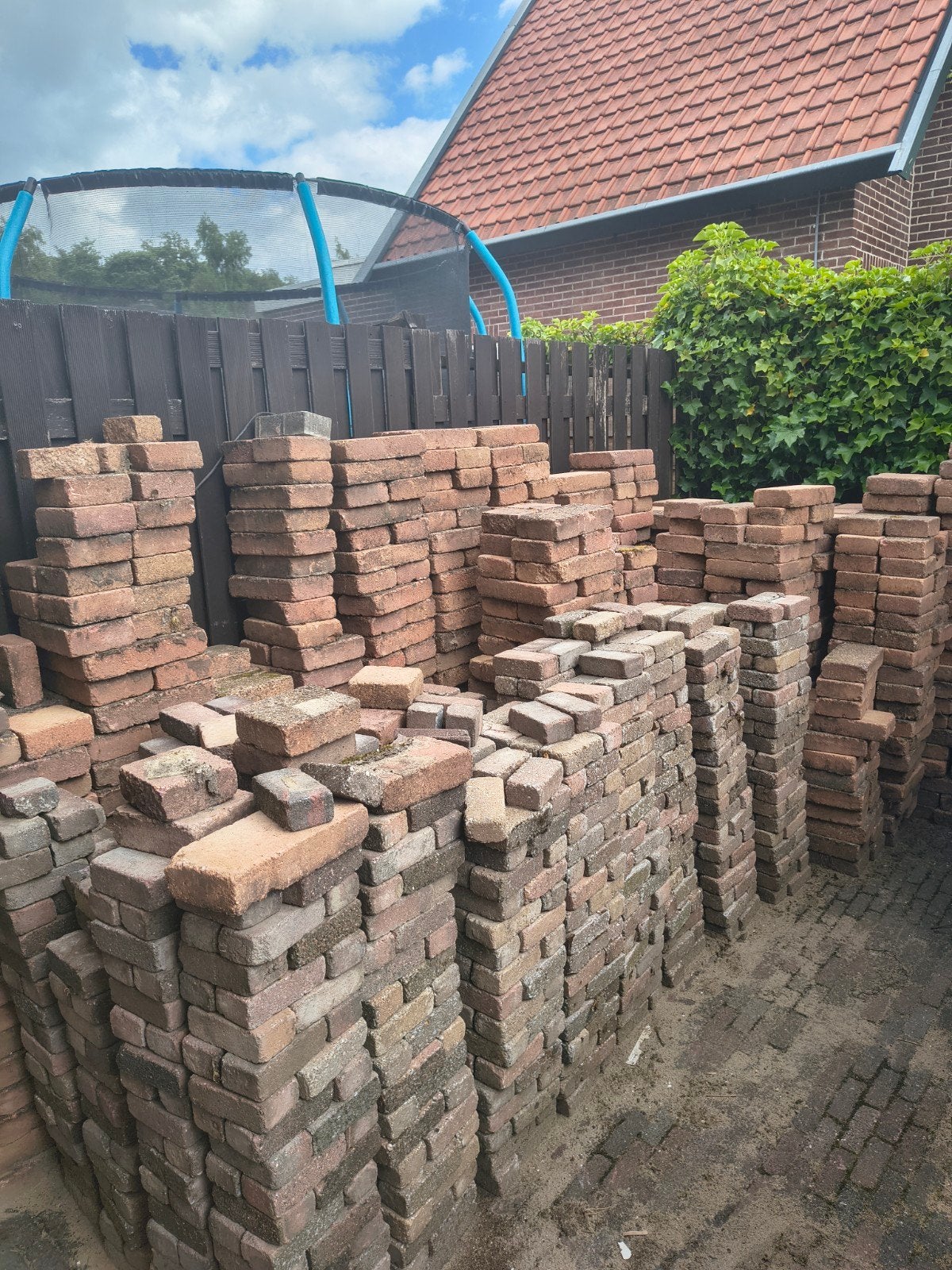 Gebruikte klinkers en betonklinkers voor terras of oprit, Ophalen of Verzenden, Gebruikt, Beton, Klinkers
