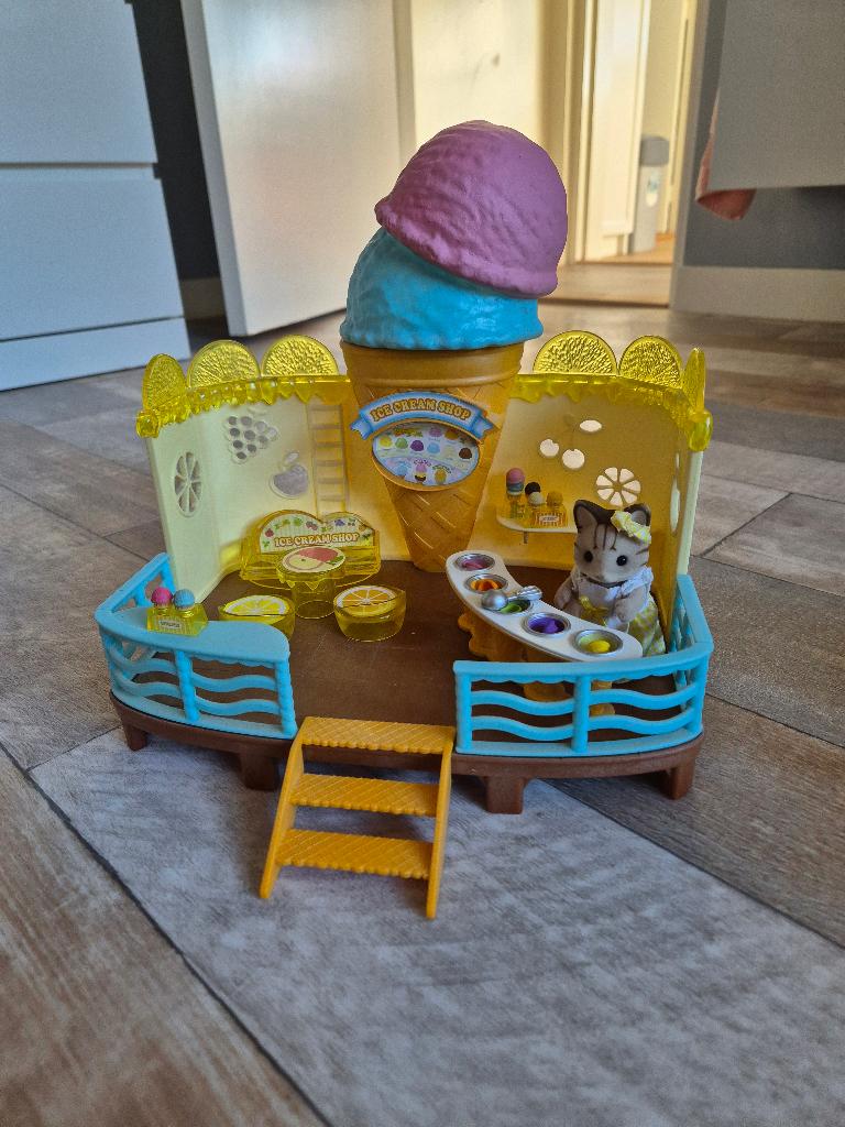 Sylvanian Families Ijswinkel aan zee 5228, Kinderen en Baby's, Speelgoed | Poppenhuizen, Ophalen, Gebruikt, Poppenhuis