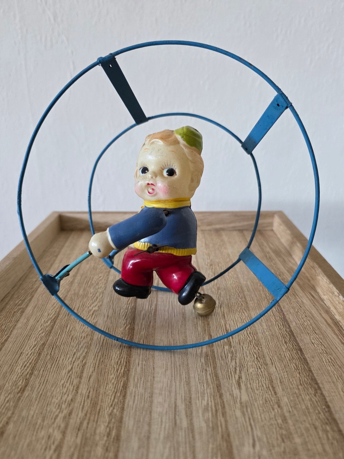 Vintage duwfiguur jongen in hoepel, blikken speelgoed, Antiek en Kunst, Antiek | Speelgoed, Ophalen of Verzenden