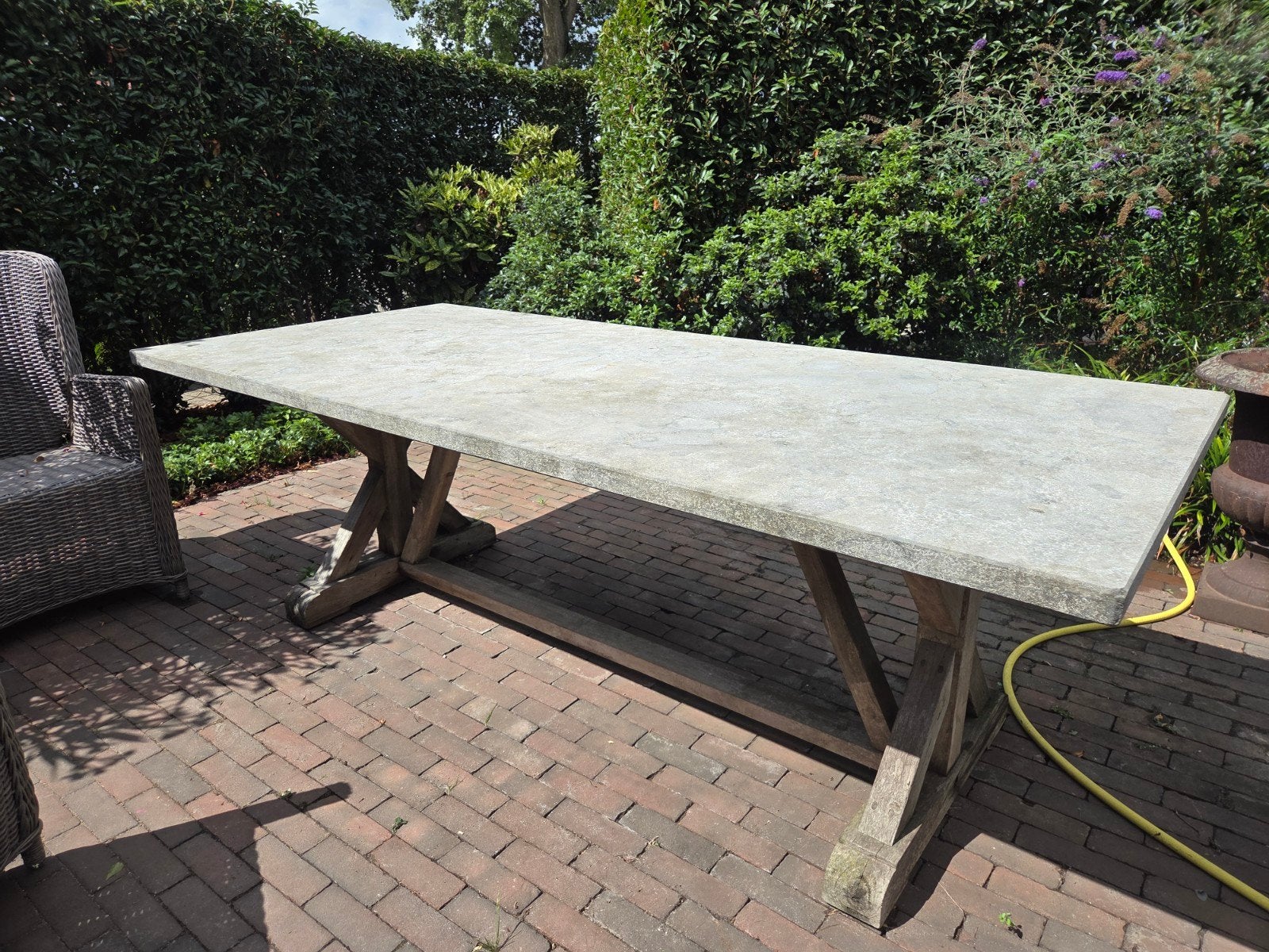 Robuuste tuintafel met natuurstenen blad en houten onderstel, Ophalen, Gebruikt, Rechthoekig, Hout