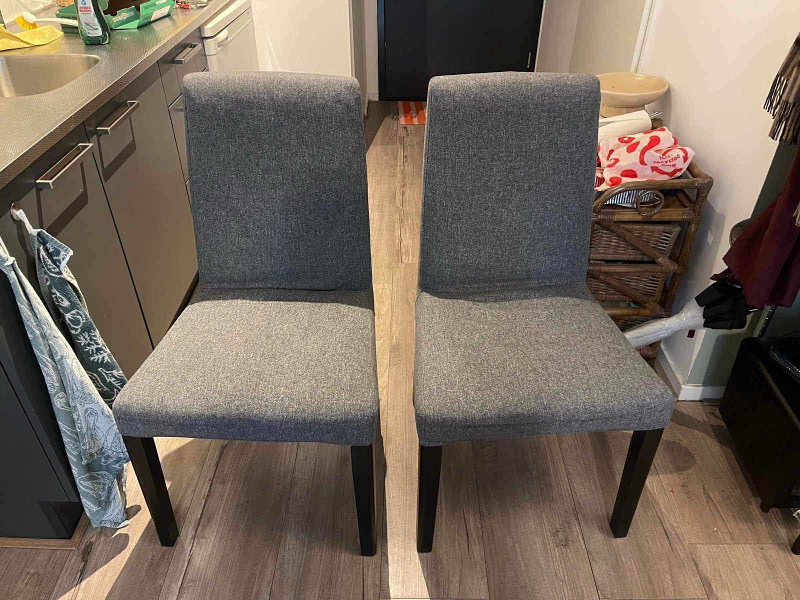 2 IKEA Bergmund Eetkamerstoelen - Grijs met Zwarte Poten, Ophalen, Twee, Zo goed als nieuw, Stof