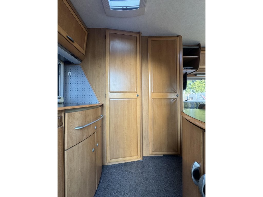 Foto 17 van Hymer B544 Kleine compacte intergaal camper voor 5 personen