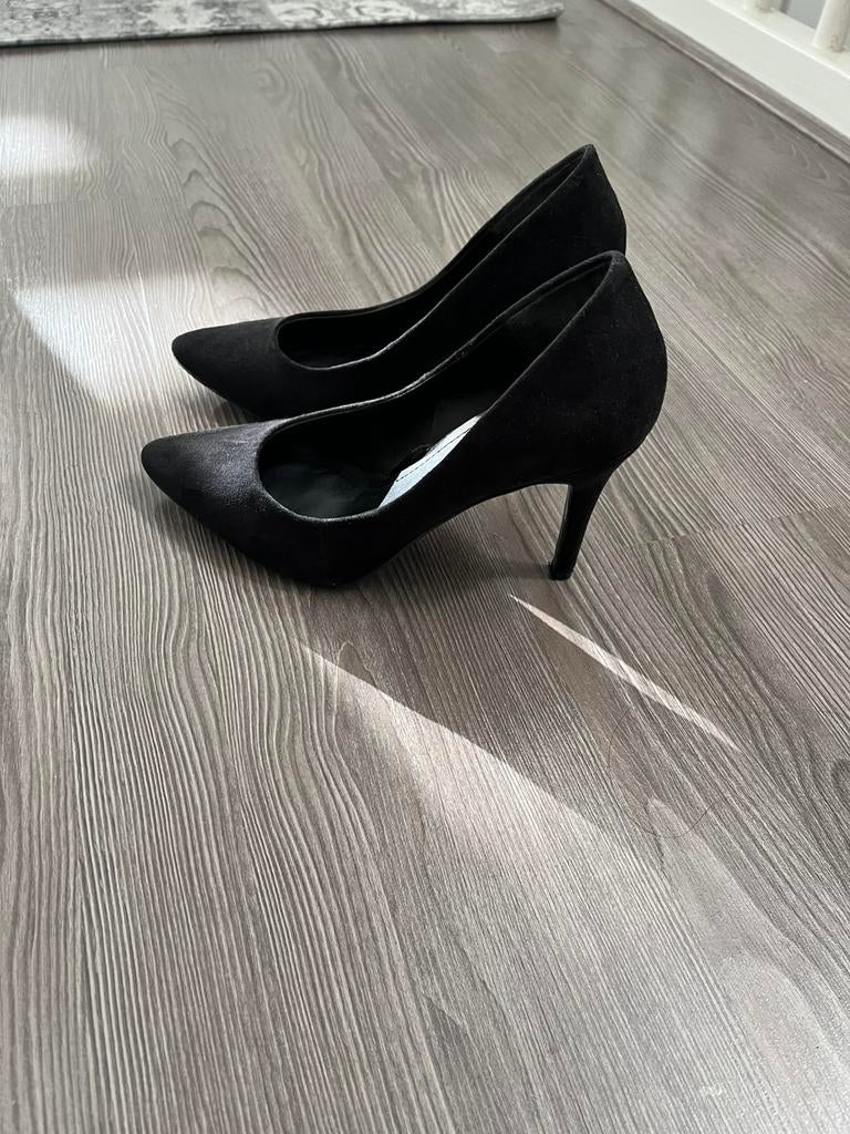 Zwart suede hoge hakken pumps maat 36 van H&M, Ophalen of Verzenden, Zo goed als nieuw, Zwart