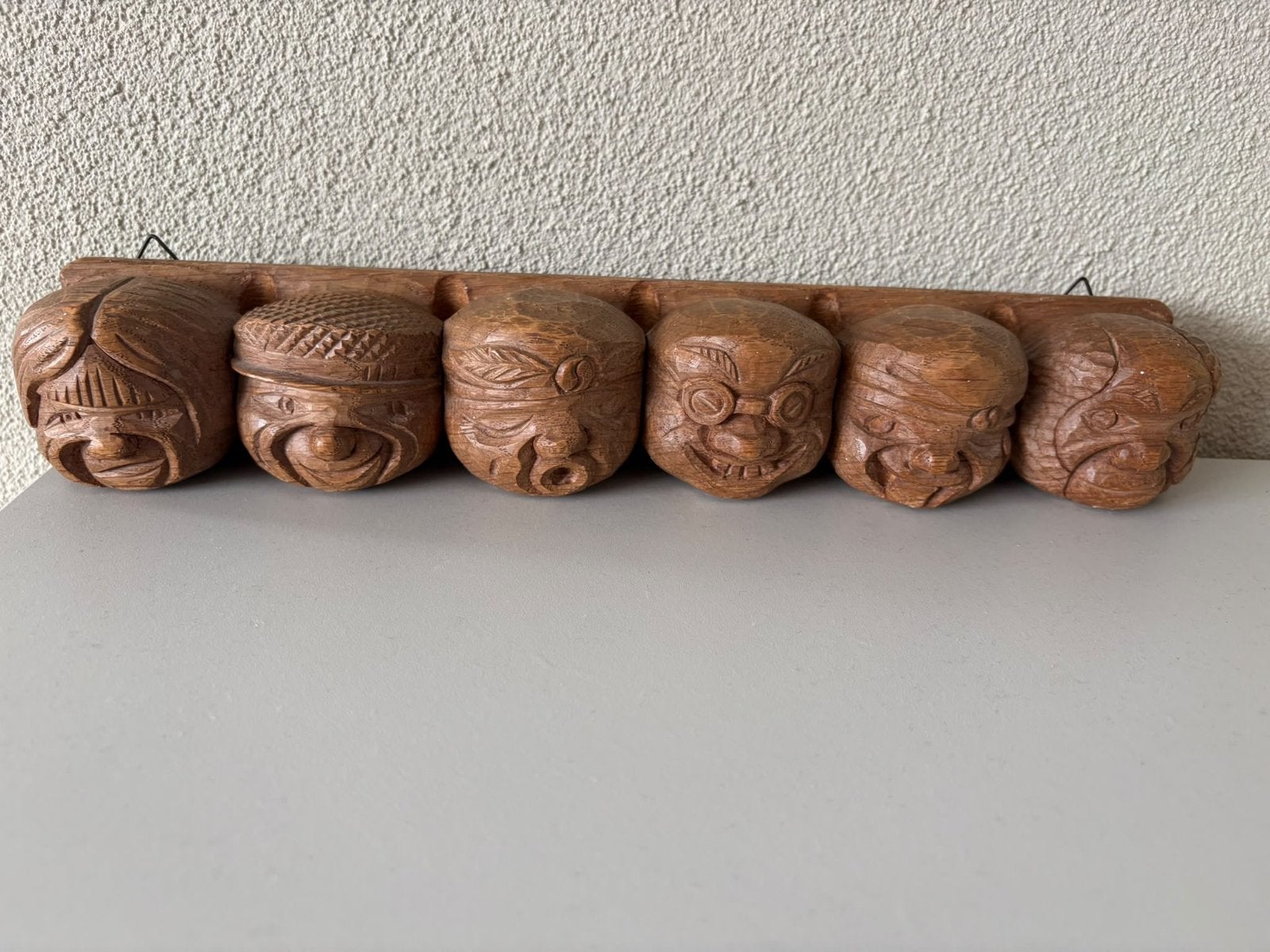 Houten wanddecoratie met zes Aziatische maskers, Overige onderwerpen, Ophalen of Verzenden, Handgemaakt, Wanddecoratie