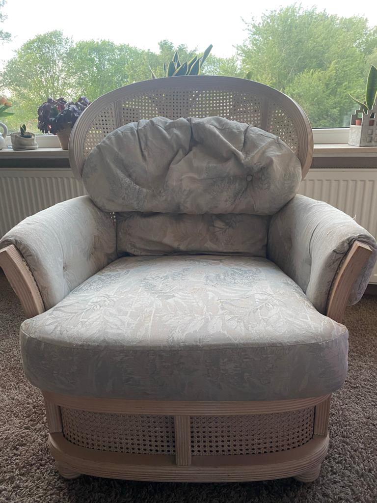 Comfortabele rotan fauteuil met stoffen bekleding, Huis en Inrichting, Stoelen, Gebruikt, Eén, Riet of Rotan, Grijs, Ophalen