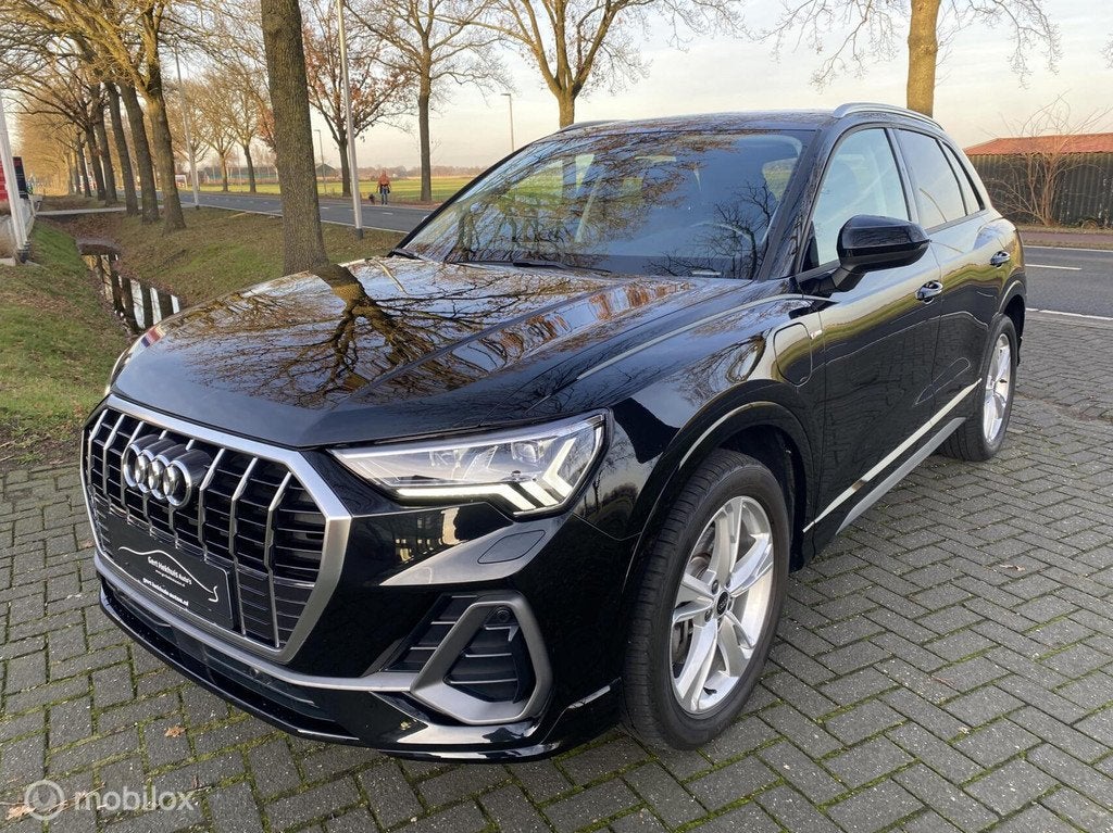 Audi Q3 45 TFSI e S Line I 19 Inch I Camera I Sonos I, Auto's, Audi, Stof, Gebruikt, Zwart, 150 pk