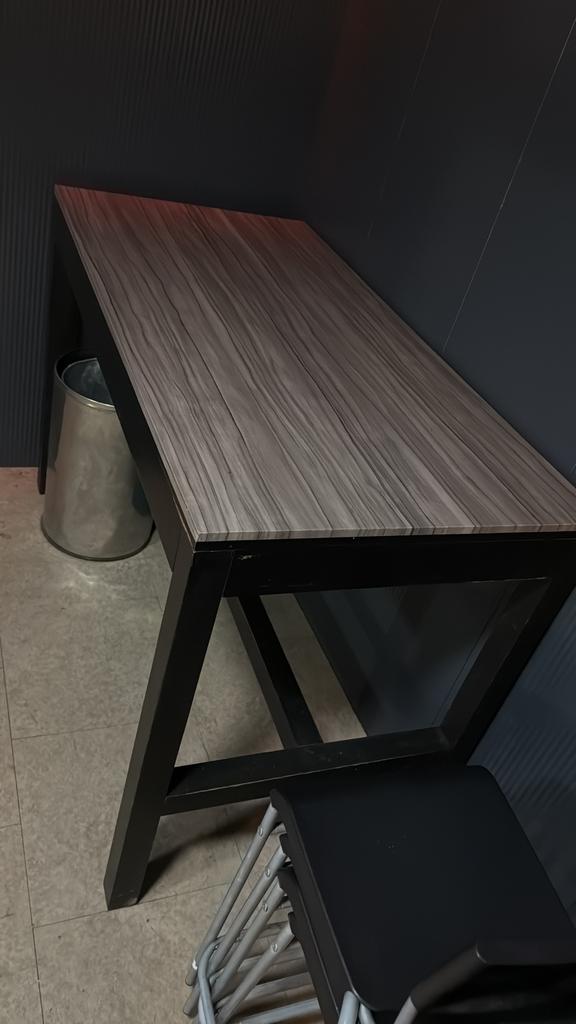 Tafel + 8 krukken, Ophalen, Zo goed als nieuw