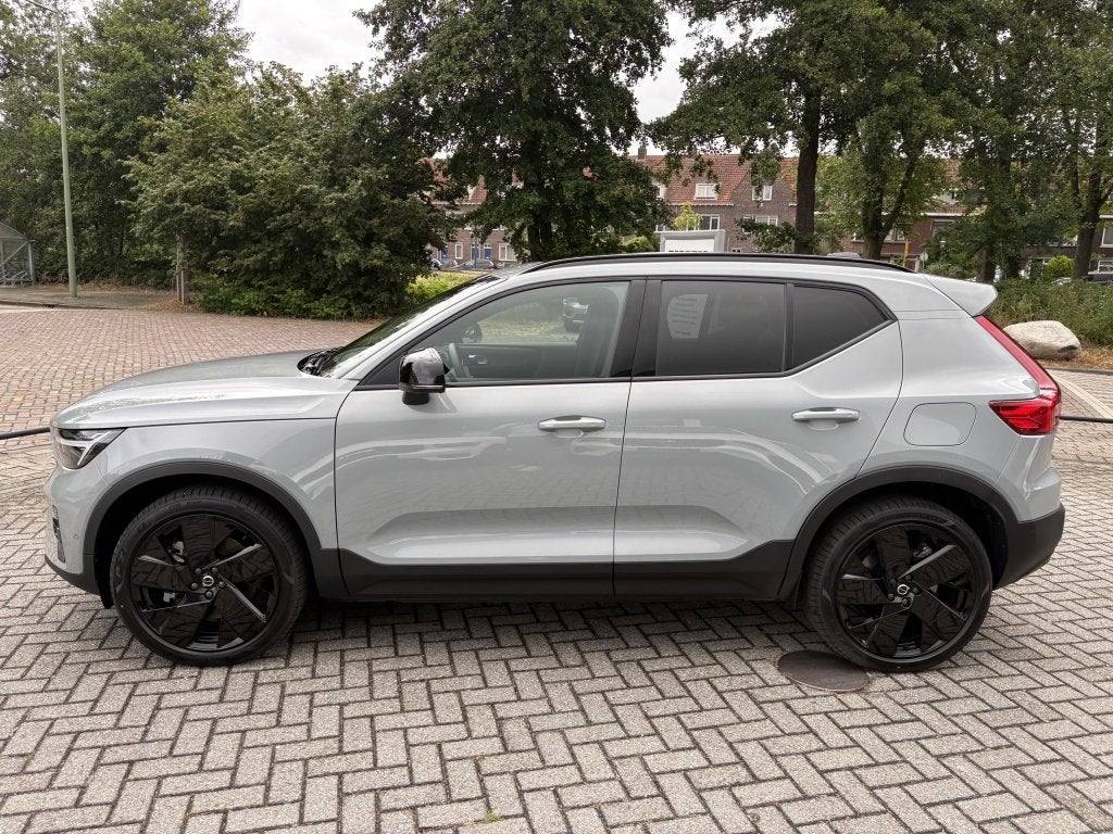 Volvo EX40 Single Extended Range Plus Black Edition | Schuif, Auto's, Dealer onderhouden, Zwart, 24 maanden, 2075 kg