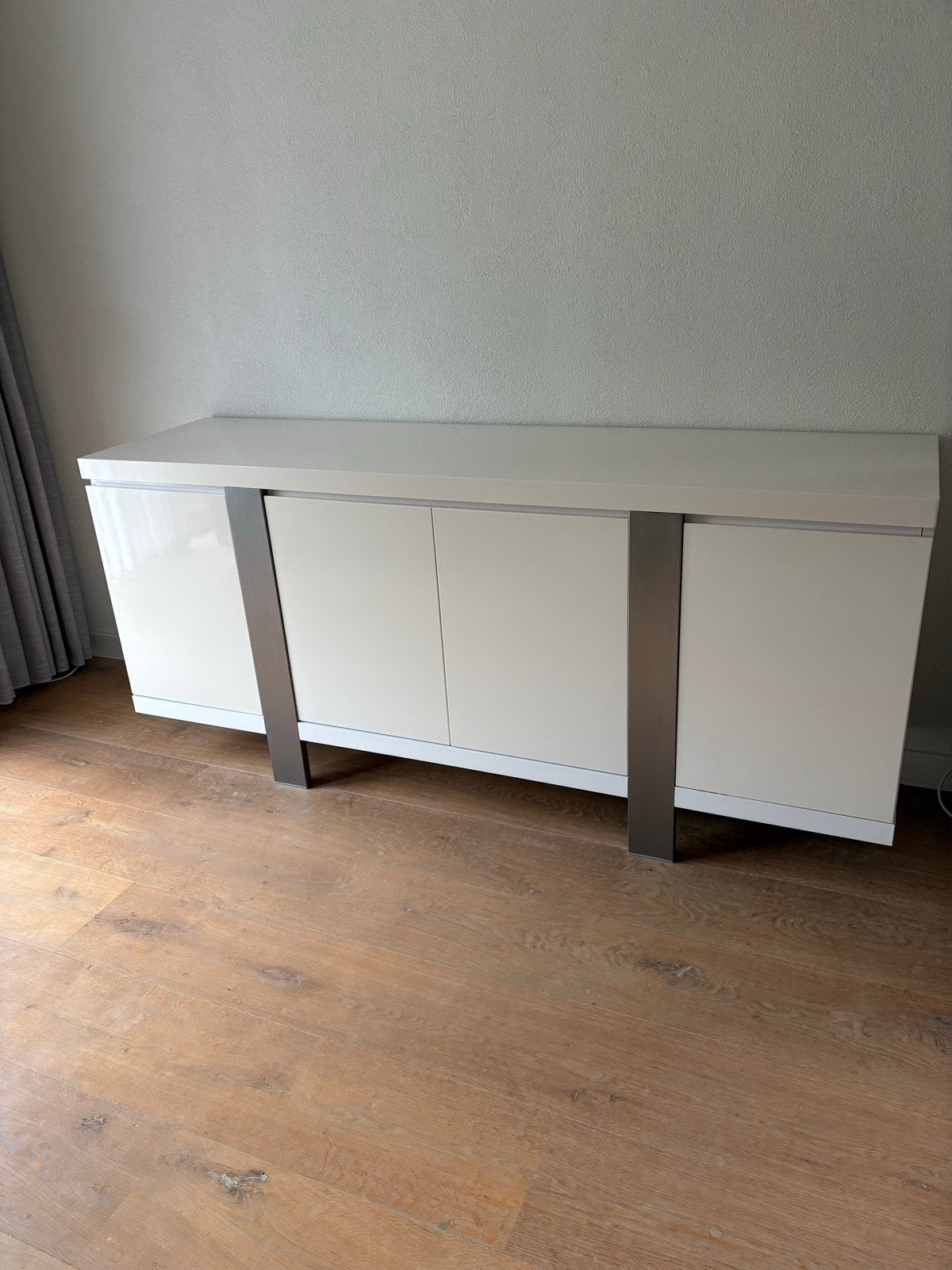 Moderne hoogglans dressoir met veel opbergruimte, Ophalen, 150 tot 200 cm, Zo goed als nieuw, 25 tot 50 cm