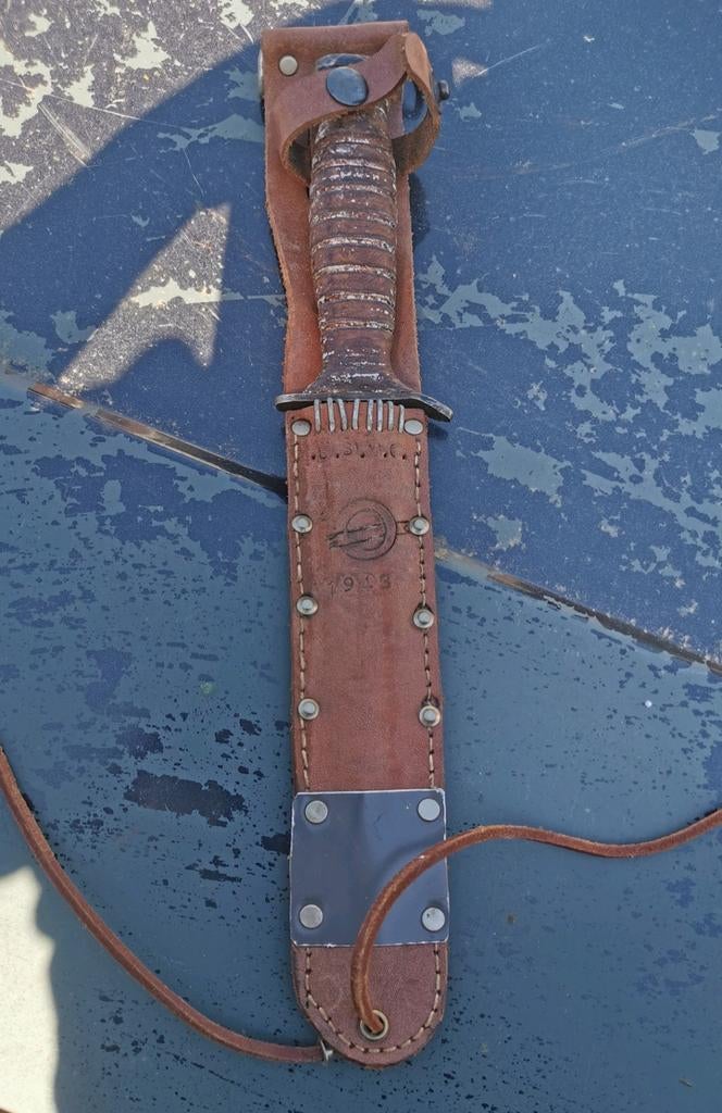 Vintage 1943 USMC Ka-Bar mes met lederen schede uit 1943, Verzamelen, Verzenden, Mes of Dolk