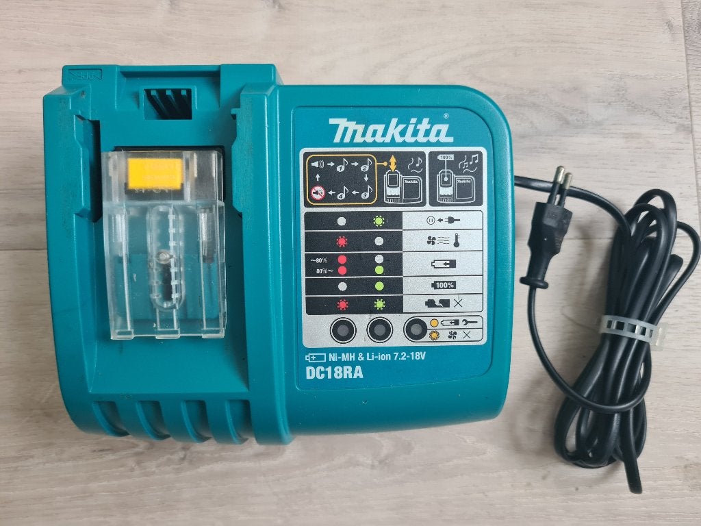 Makita LXT DC18RA Accu snellader, Ophalen of Verzenden, Zo goed als nieuw