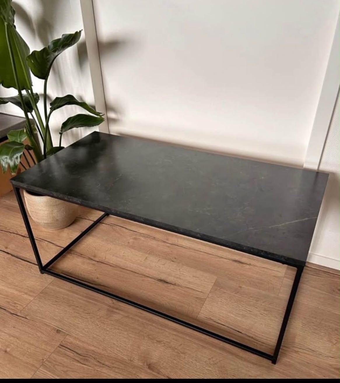 Salontafel met zwart blad en metalen onderstel, Ophalen, 100 tot 150 cm, 50 tot 100 cm, Zo goed als nieuw