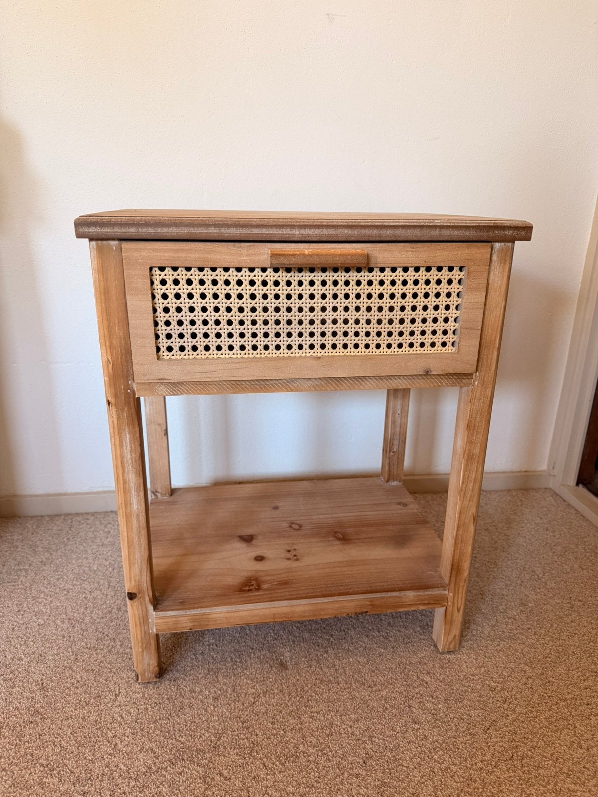 Twee houten nachtkastjes met rotan lade, Huis en Inrichting, Slaapkamer | Nachtkastjes, Ophalen, Gebruikt, 55 tot 70 cm, 45 tot 65 cm