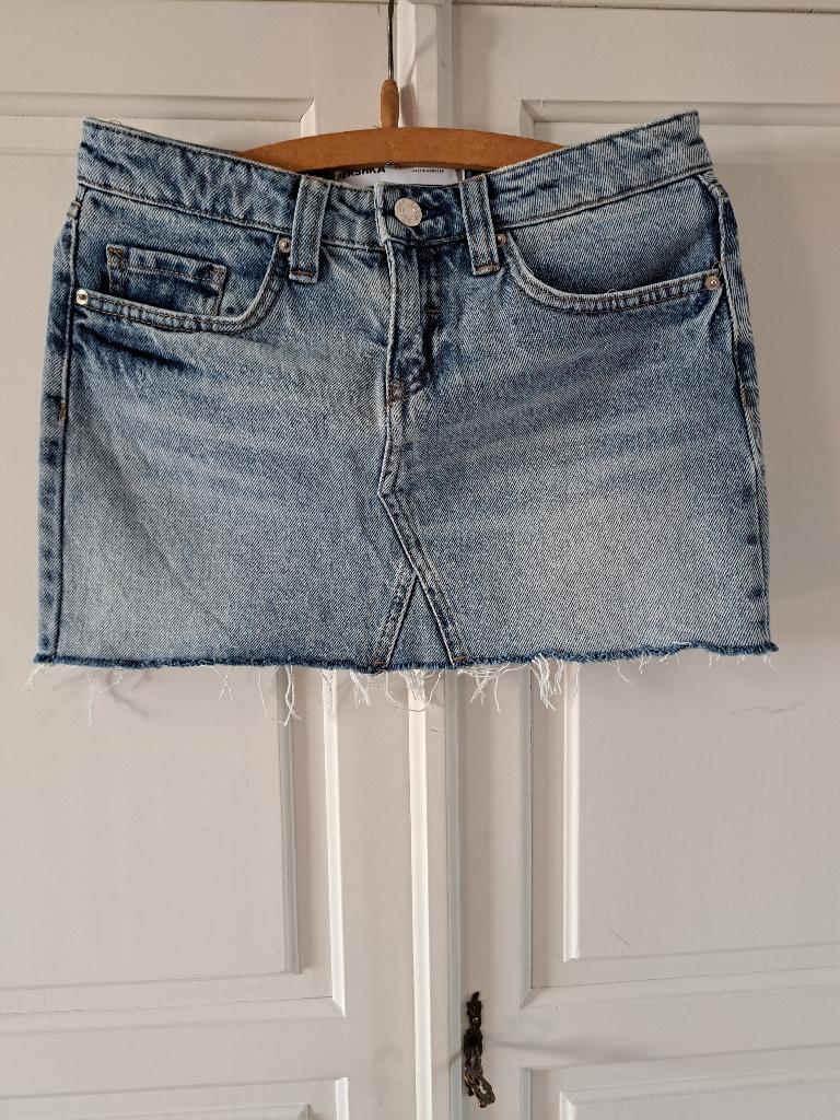 spijkerrokje (Bershka) 32, Blauw, Zo goed als nieuw, Maat 34 (XS) of kleiner, Boven de knie