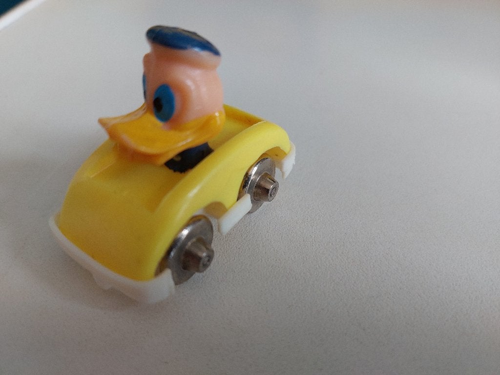 Donald Duck in auto, Verzamelen, Ophalen of Verzenden, Donald Duck, Gebruikt, Beeldje of Figuurtje