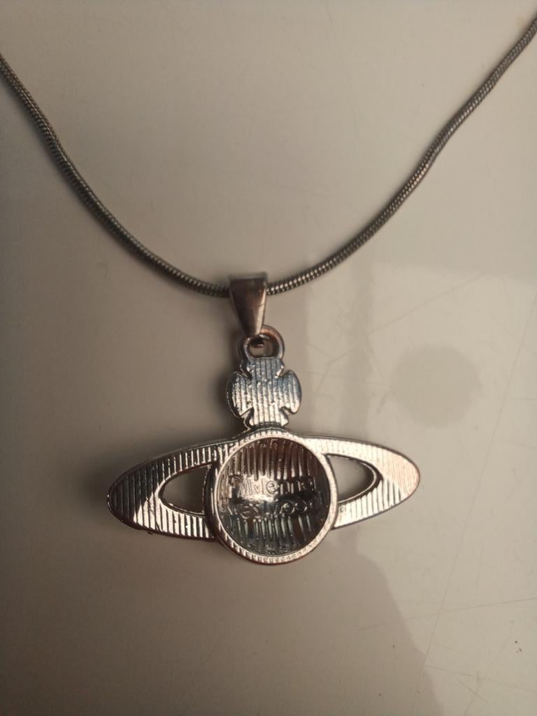 Vivienne Westwood Saturnus, Sieraden, Tassen en Uiterlijk, Kettingen, Overige materialen, Gebruikt, Met strass, Ophalen of Verzenden