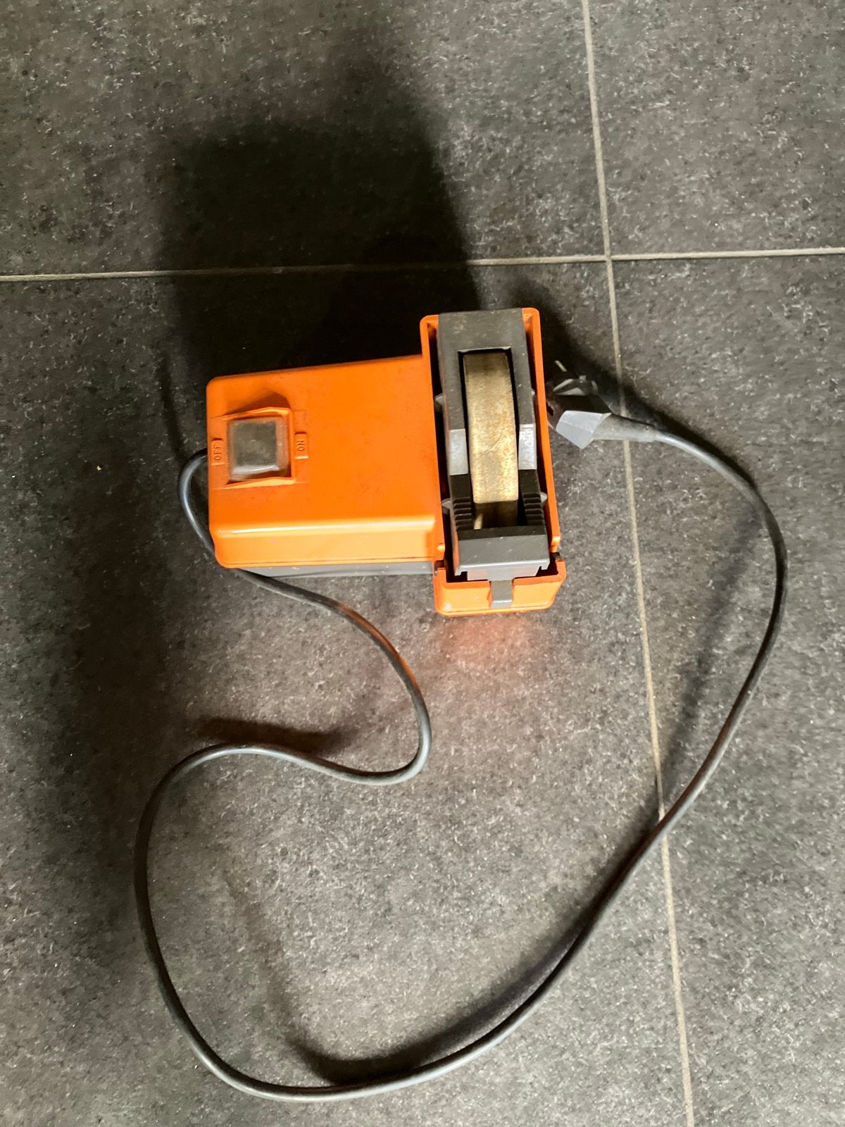 Elektrische slijpsteen - Handig voor al uw slijpwerk, Ophalen of Verzenden, Gebruikt, Minder dan 700 watt, Werkbankslijpmachine
