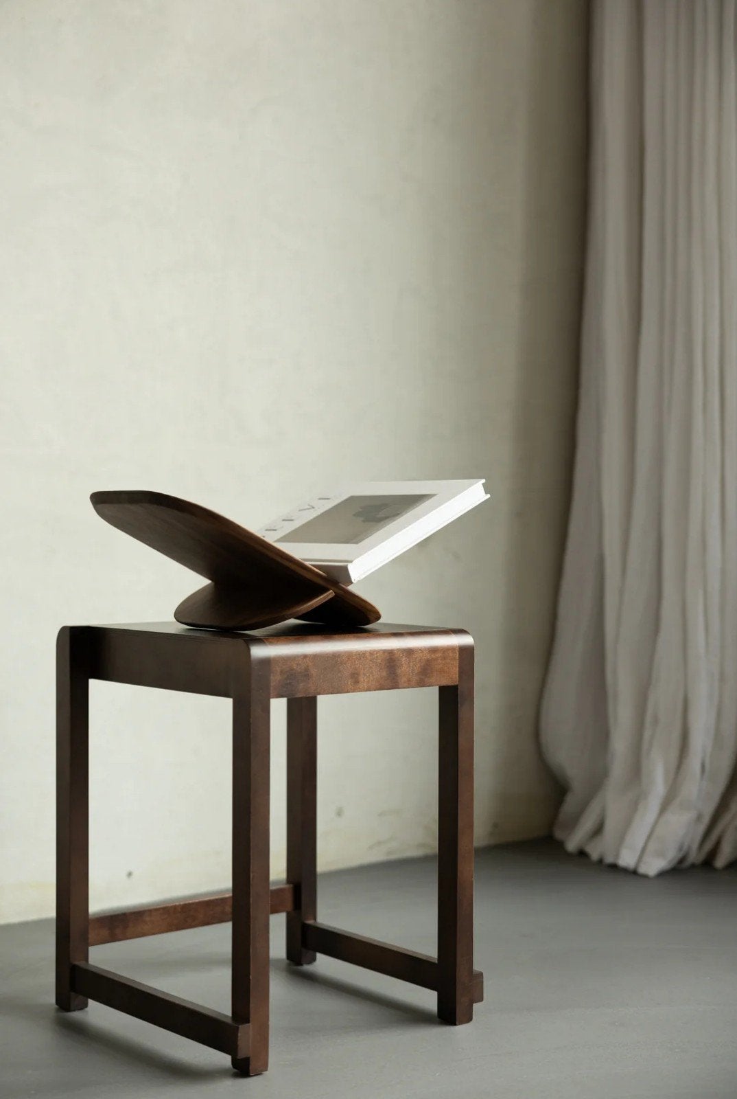 Butterfly Boekenstandaard - Massief Walnotenhout, Hout, Nieuw, Ophalen of Verzenden, Scandinavisch