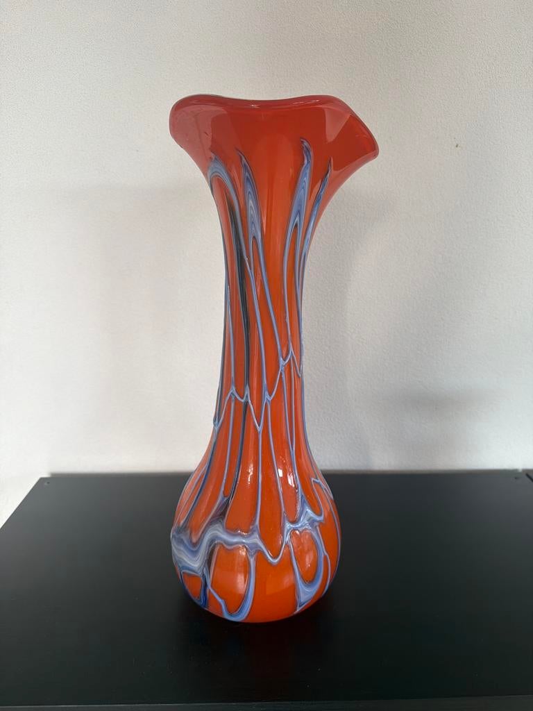 Grote oranje glazen vaas met blauw en wit decor, Antiek en Kunst, Ophalen
