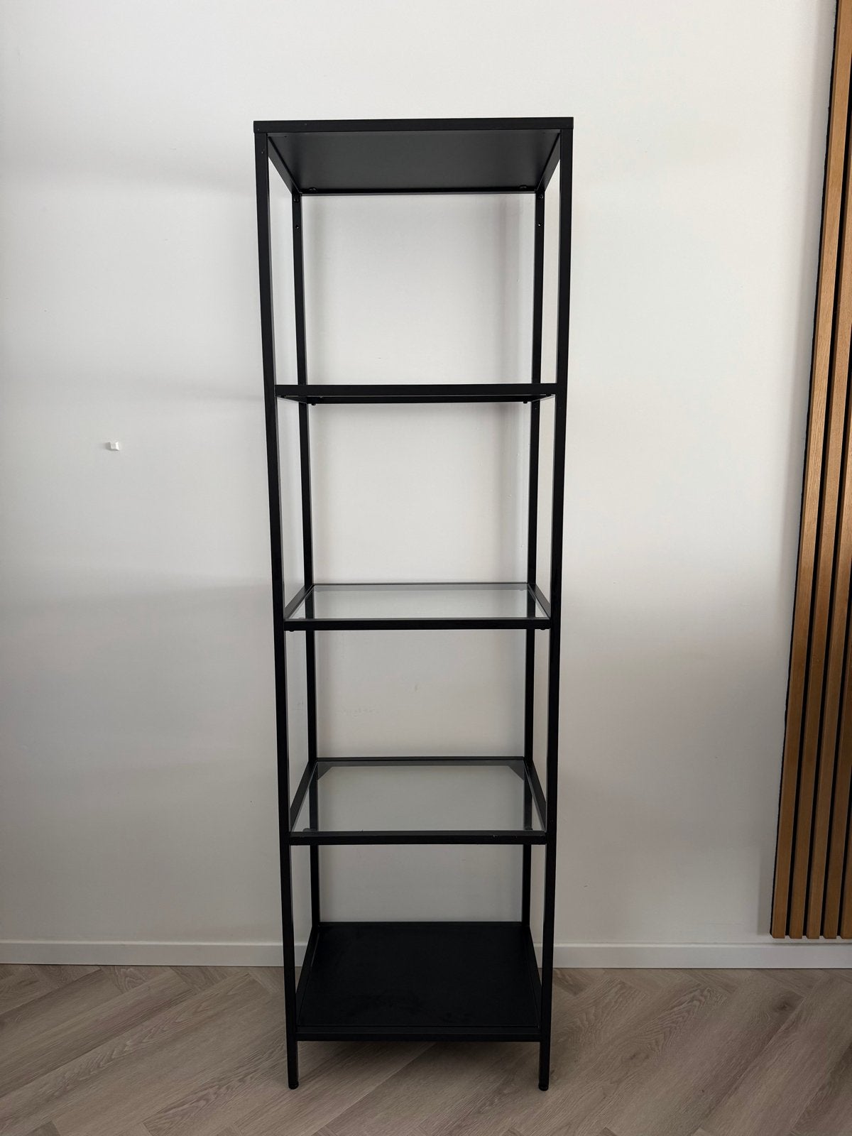 IKEA VITTSJÖ stellingkast - Zwart met glazen planken, Ophalen, Zo goed als nieuw