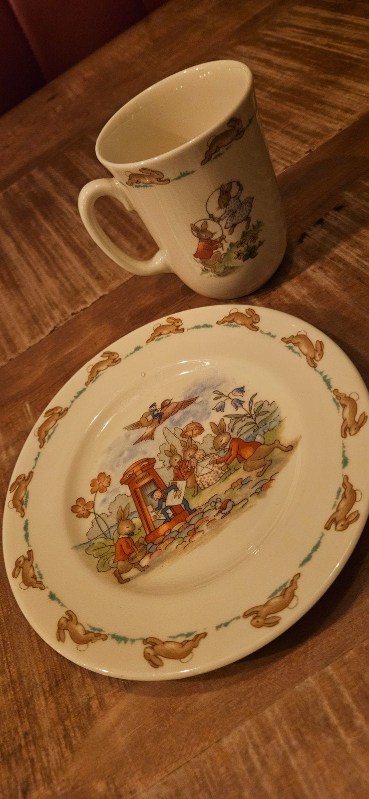 Bunnykins Royal Doulton bordje en beker, Ophalen of Verzenden, Porselein, Overige stijlen, Bord(en)