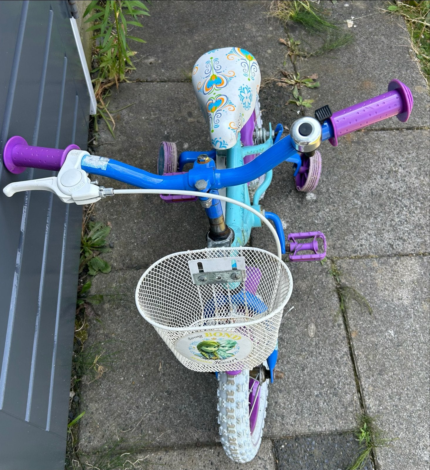 Kinderfiets Frozen met zijwieltjes en mandje, Ophalen, Zijwieltjes, Gebruikt, Velgrem