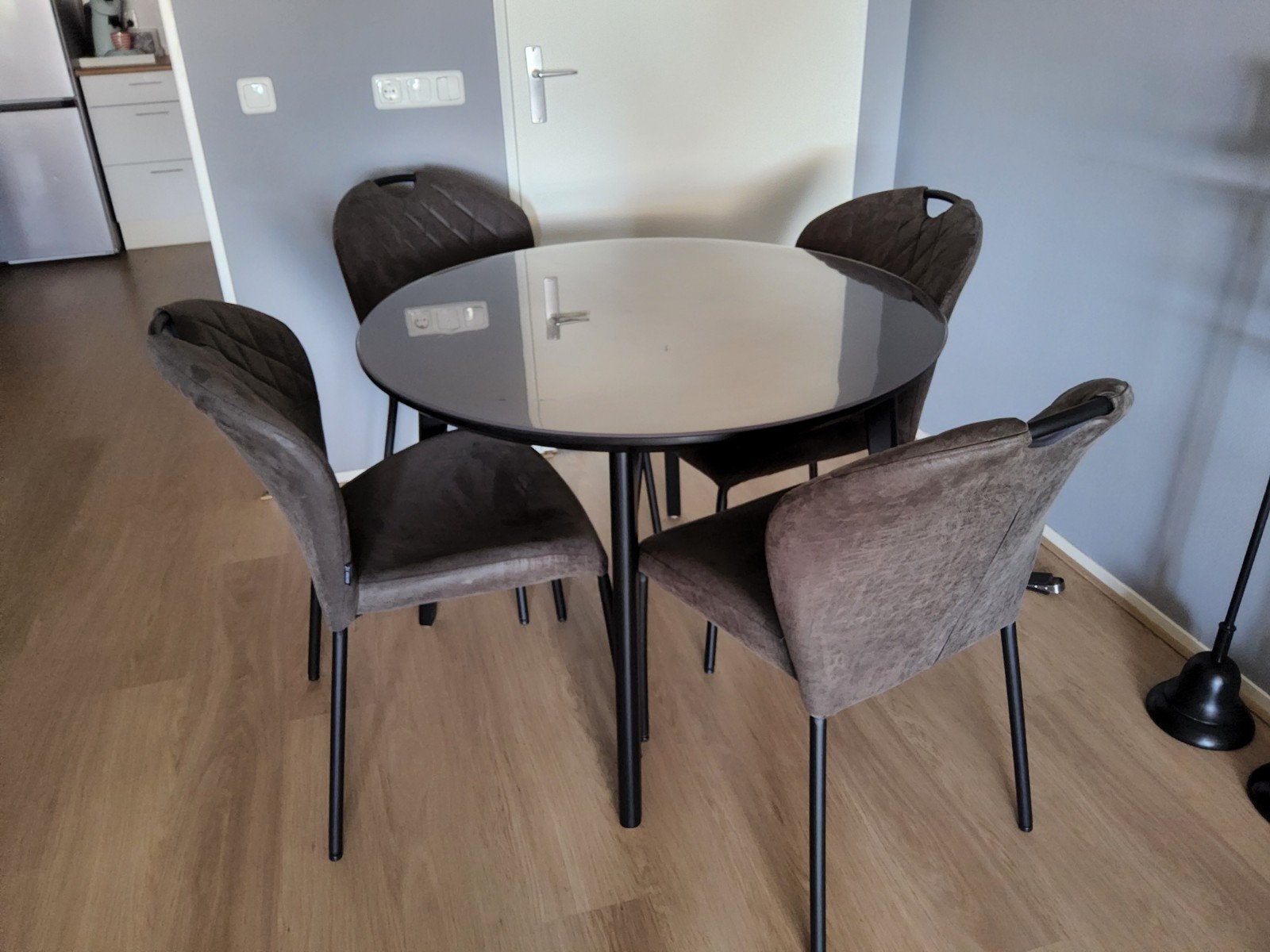 Zwarte eettafel met 4 stoelen, Ophalen, Rond, Zo goed als nieuw, Vier personen